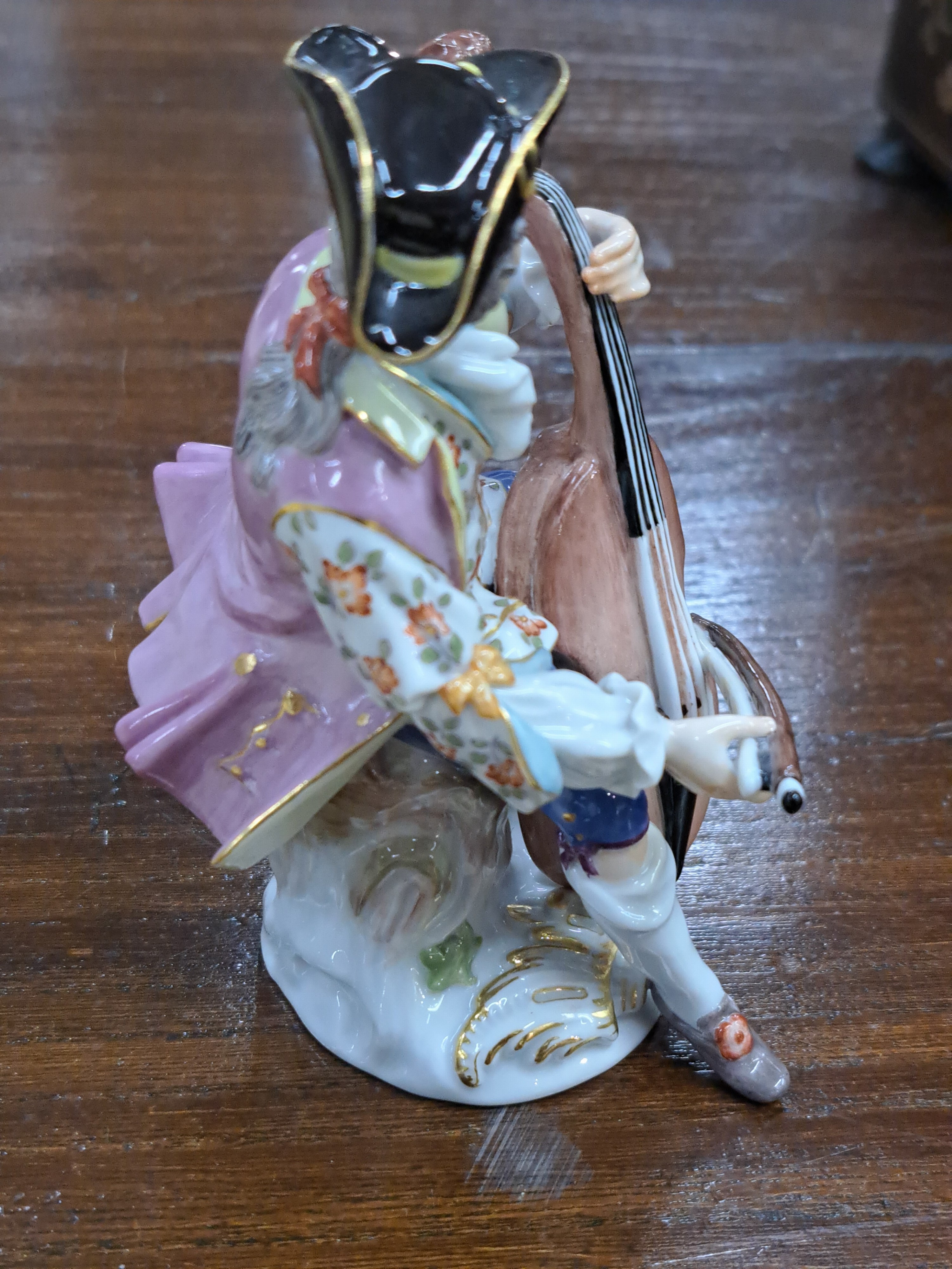 Detail b: Porzellanfigur, Meissen, 20. Jh., aus der galanten Kapelle, Cellist, feine polychrome Bemalung, H. ca. 11.5 cm