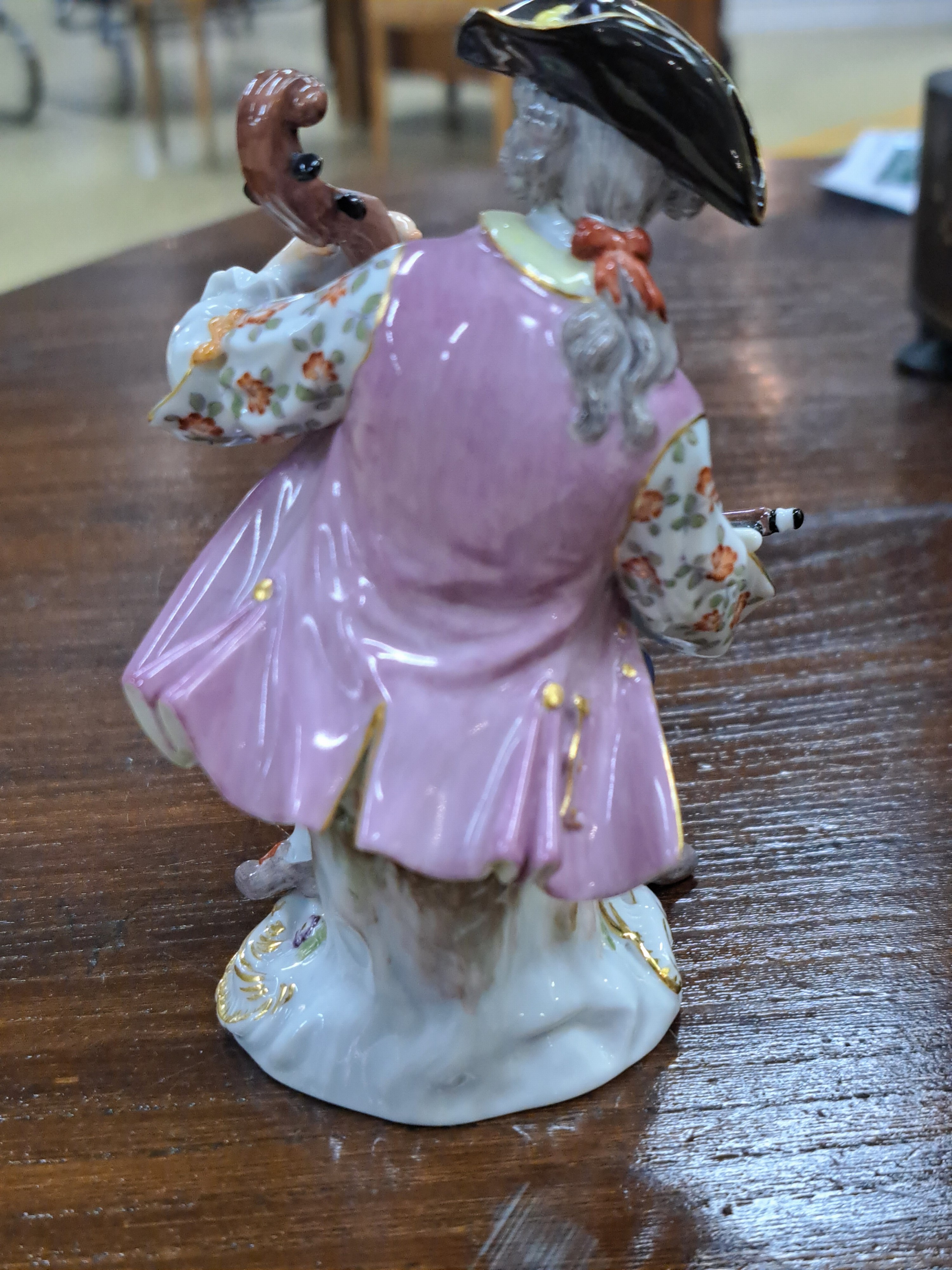 Detail c: Porzellanfigur, Meissen, 20. Jh., aus der galanten Kapelle, Cellist, feine polychrome Bemalung, H. ca. 11.5 cm