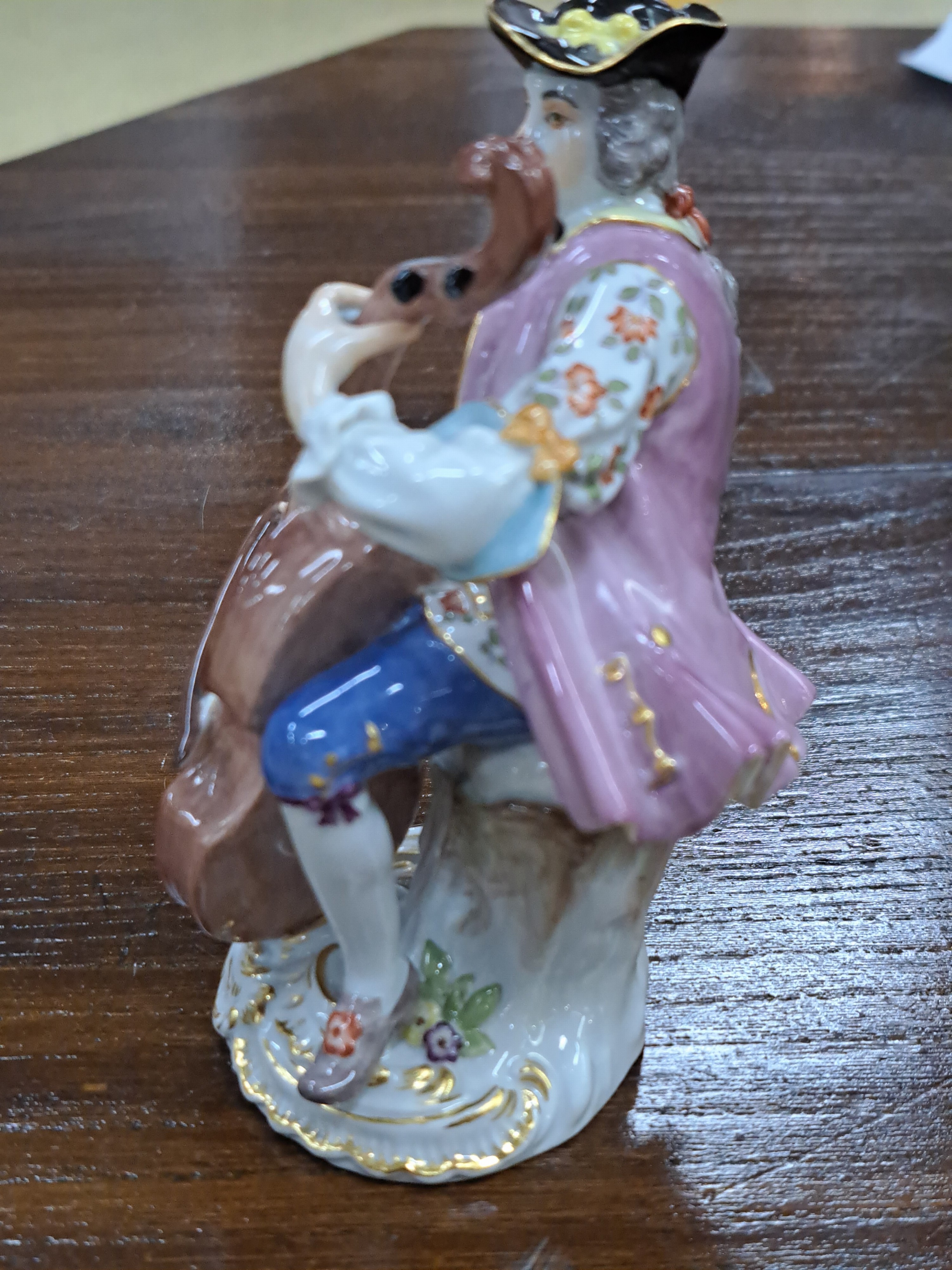 Detail d: Porzellanfigur, Meissen, 20. Jh., aus der galanten Kapelle, Cellist, feine polychrome Bemalung, H. ca. 11.5 cm