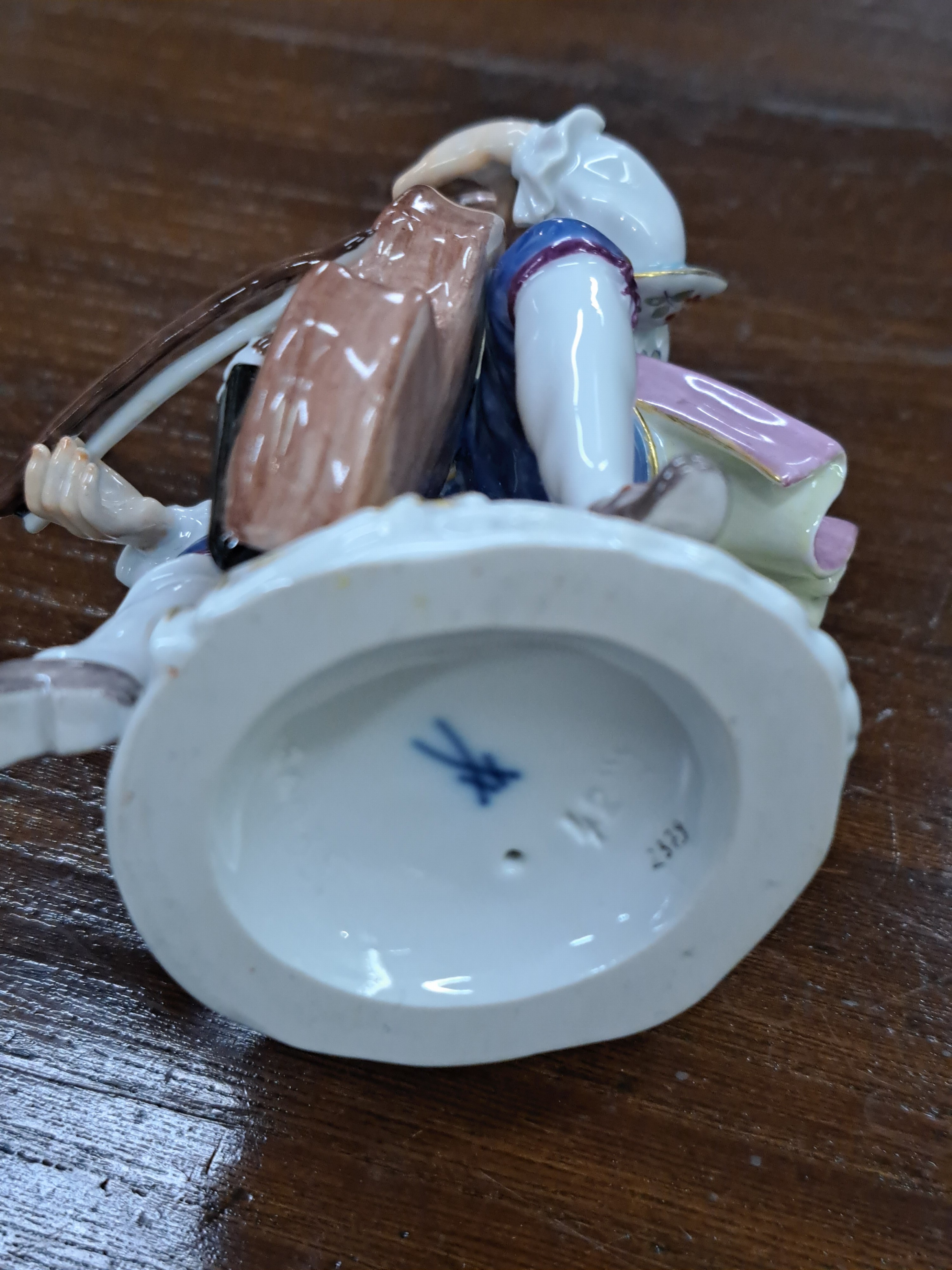 Detail e: Porzellanfigur, Meissen, 20. Jh., aus der galanten Kapelle, Cellist, feine polychrome Bemalung, H. ca. 11.5 cm