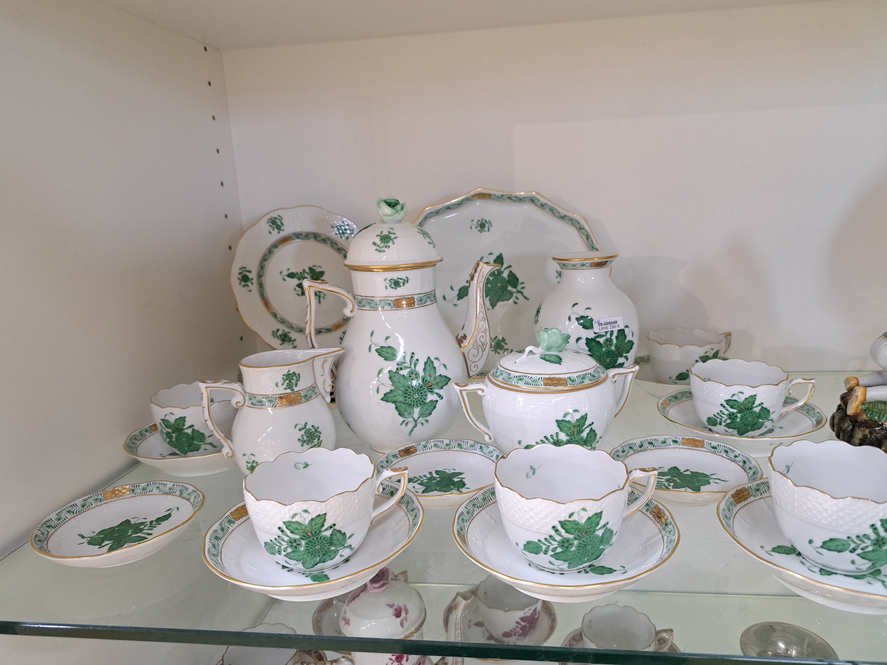 Detail a: Mokkaservice, Herend, Apponyi grün, Mokkakanne, grosse Zuckerdose, Sahnegießer, 6 Tassen mit Untertassen, 6 kl. Dessertteller kl. Tablett, Vase, 3 ...