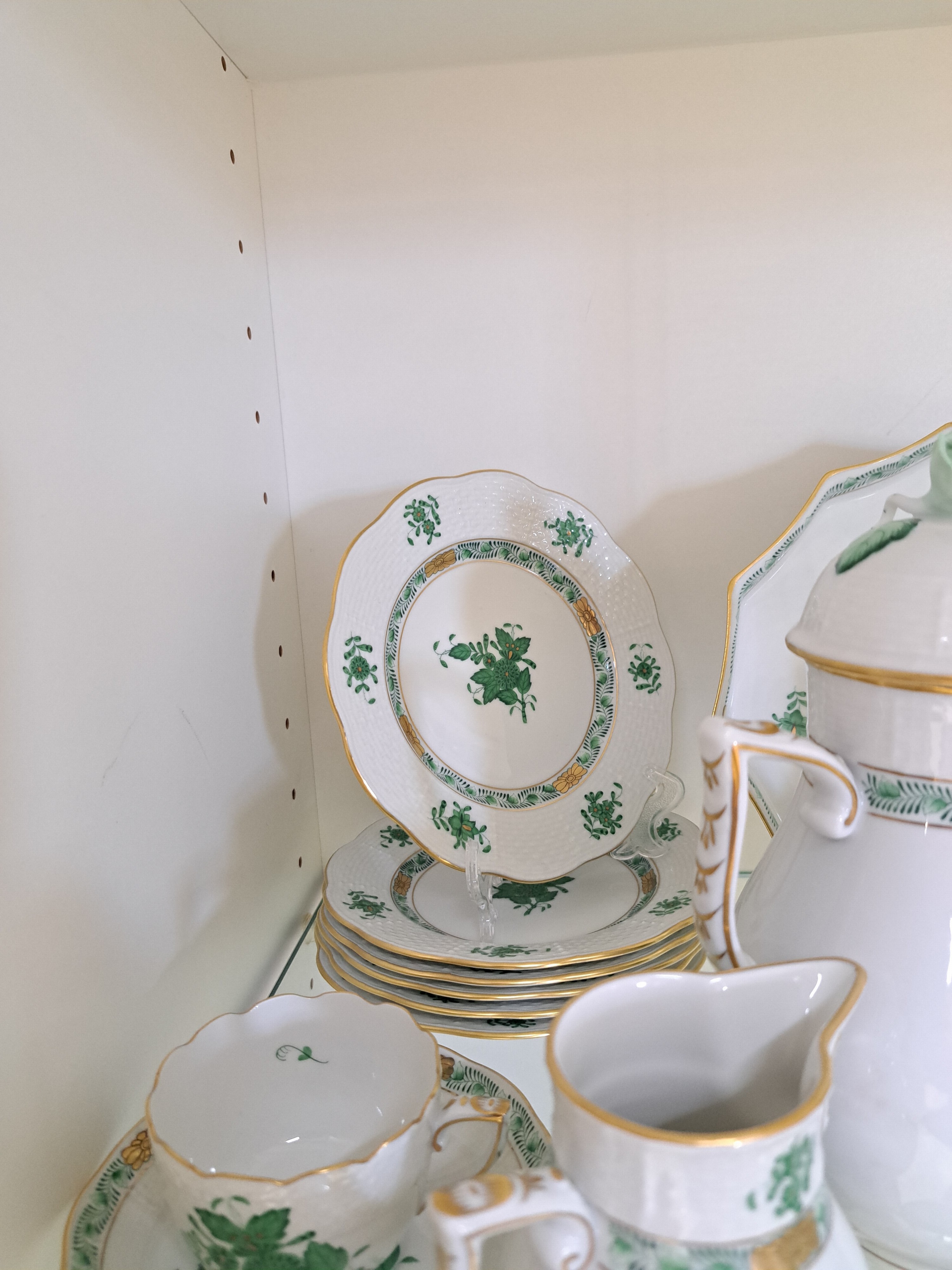Detail b: Mokkaservice, Herend, Apponyi grün, Mokkakanne, grosse Zuckerdose, Sahnegießer, 6 Tassen mit Untertassen, 6 kl. Dessertteller kl. Tablett, Vase, 3 ...