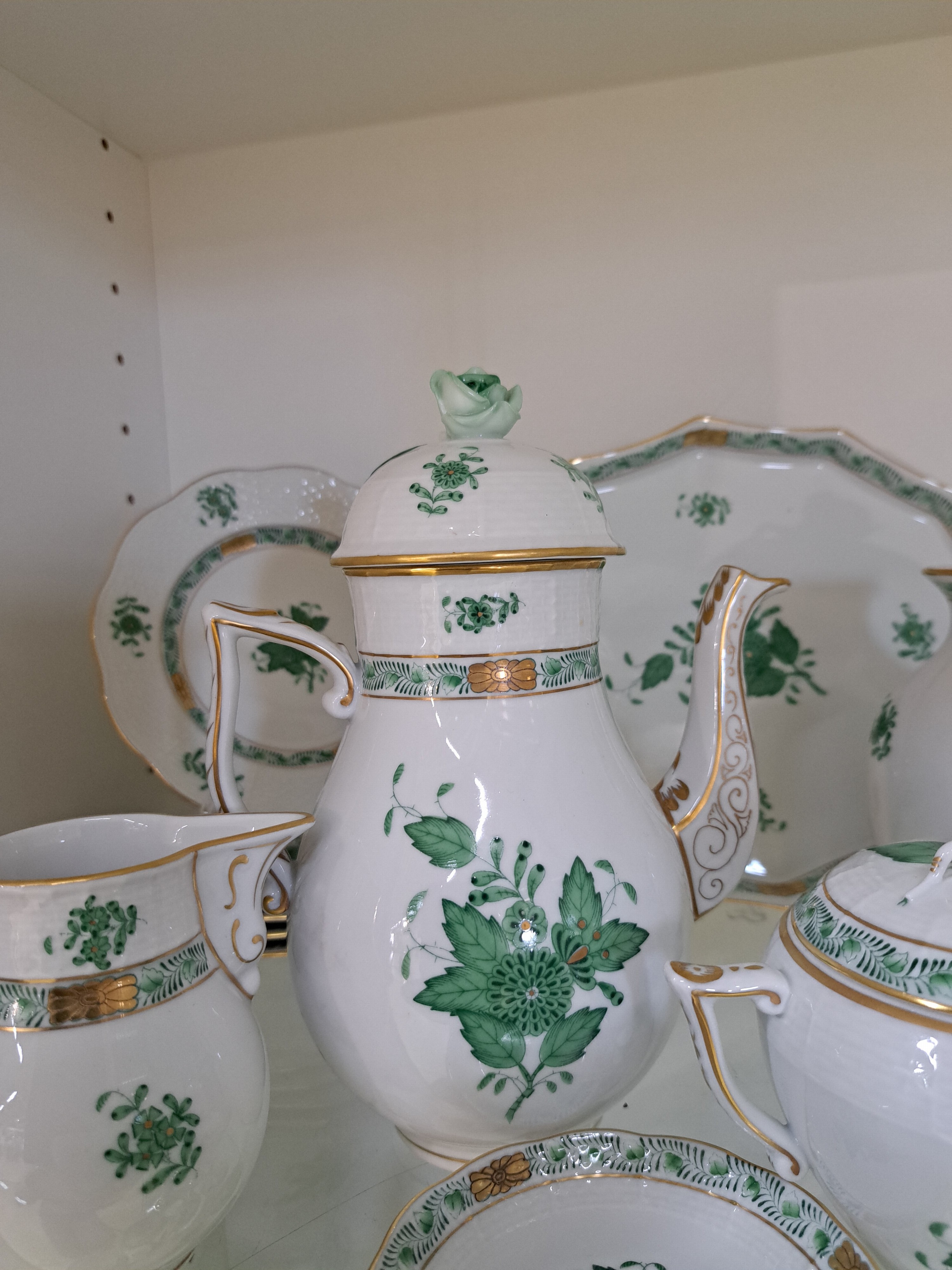 Detail c: Mokkaservice, Herend, Apponyi grün, Mokkakanne, grosse Zuckerdose, Sahnegießer, 6 Tassen mit Untertassen, 6 kl. Dessertteller kl. Tablett, Vase, 3 ...