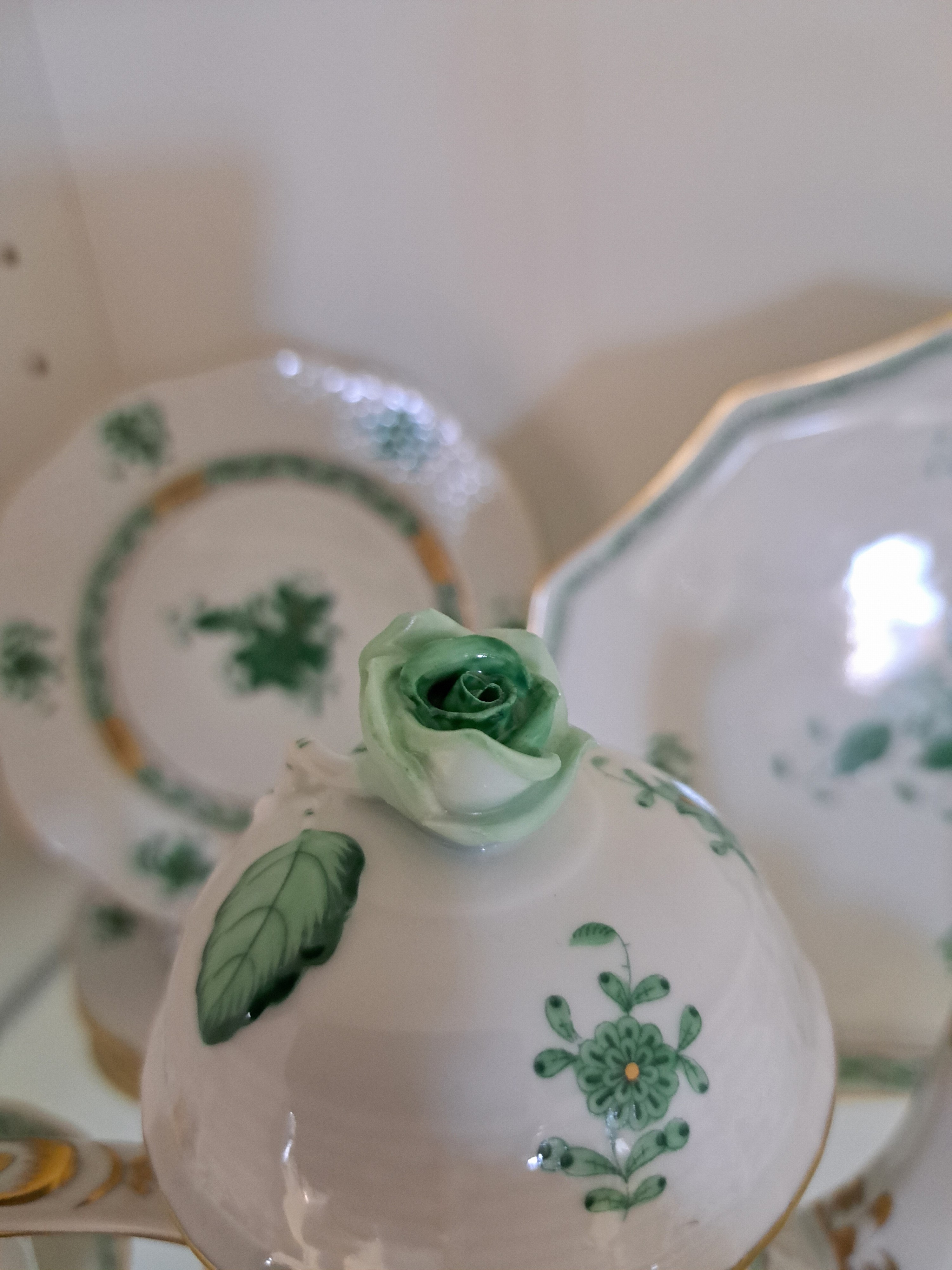 Detail d: Mokkaservice, Herend, Apponyi grün, Mokkakanne, grosse Zuckerdose, Sahnegießer, 6 Tassen mit Untertassen, 6 kl. Dessertteller kl. Tablett, Vase, 3 ...