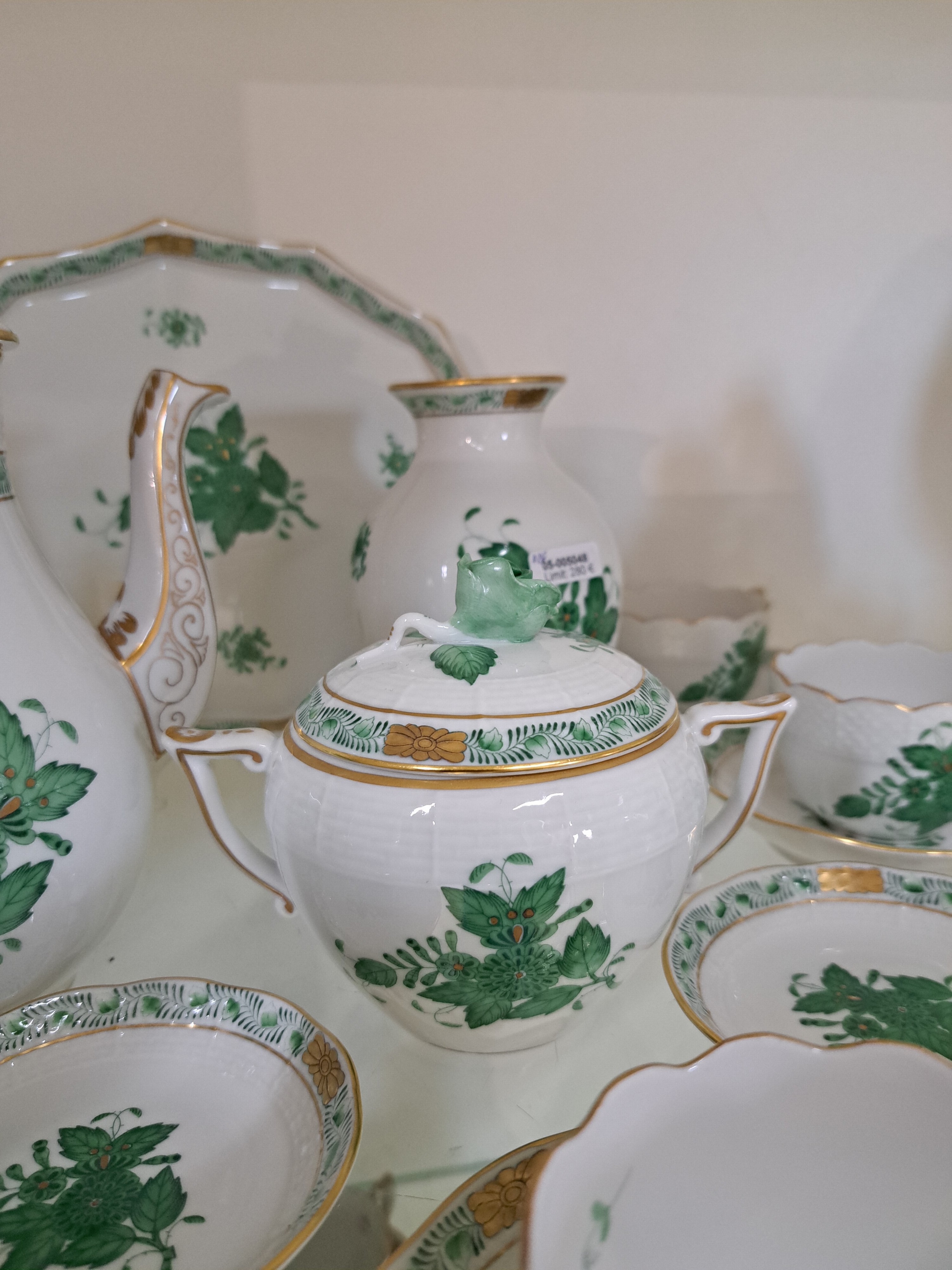 Detail e: Mokkaservice, Herend, Apponyi grün, Mokkakanne, grosse Zuckerdose, Sahnegießer, 6 Tassen mit Untertassen, 6 kl. Dessertteller kl. Tablett, Vase, 3 ...