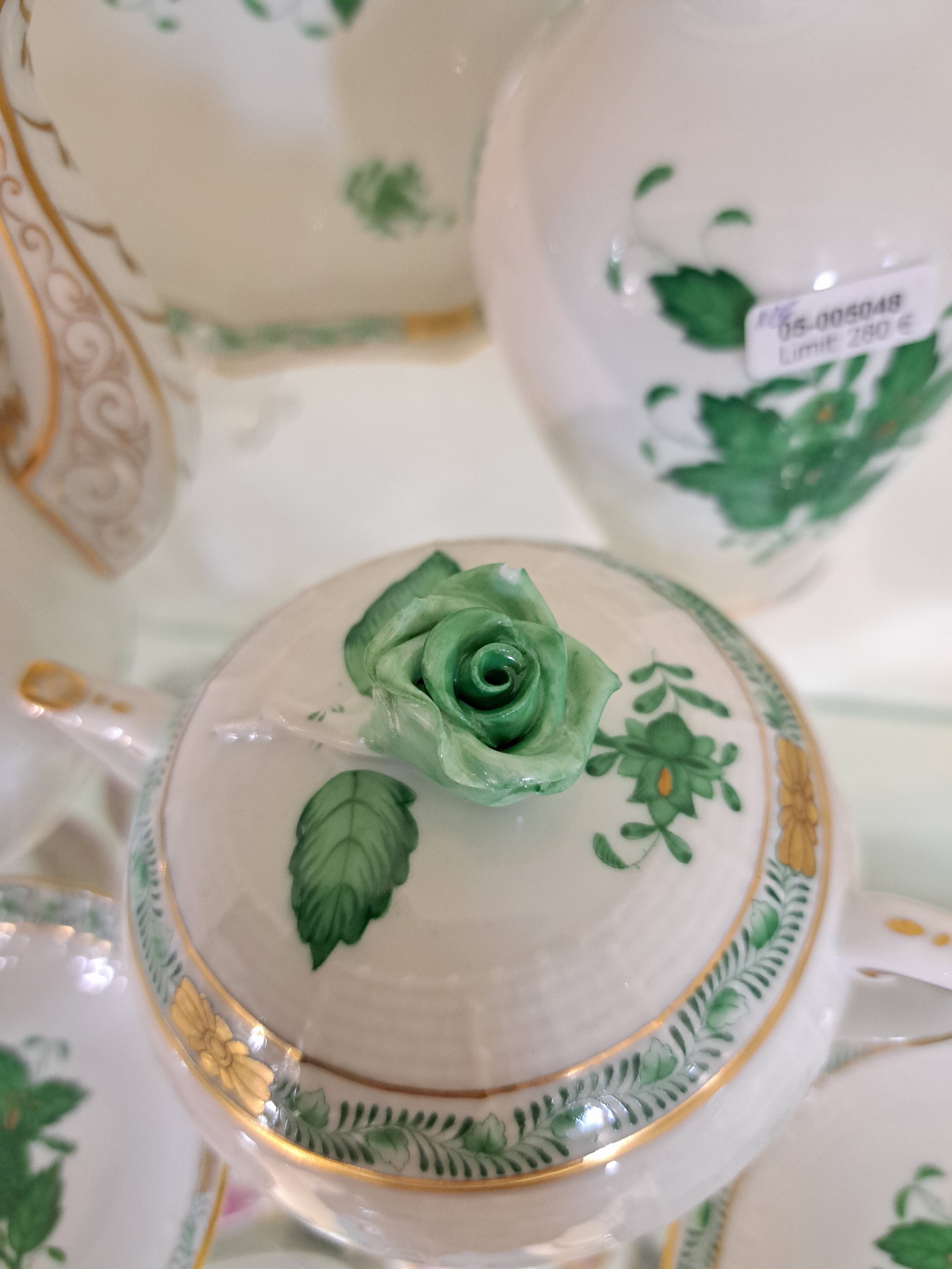 Detail f: Mokkaservice, Herend, Apponyi grün, Mokkakanne, grosse Zuckerdose, Sahnegießer, 6 Tassen mit Untertassen, 6 kl. Dessertteller kl. Tablett, Vase, 3 ...