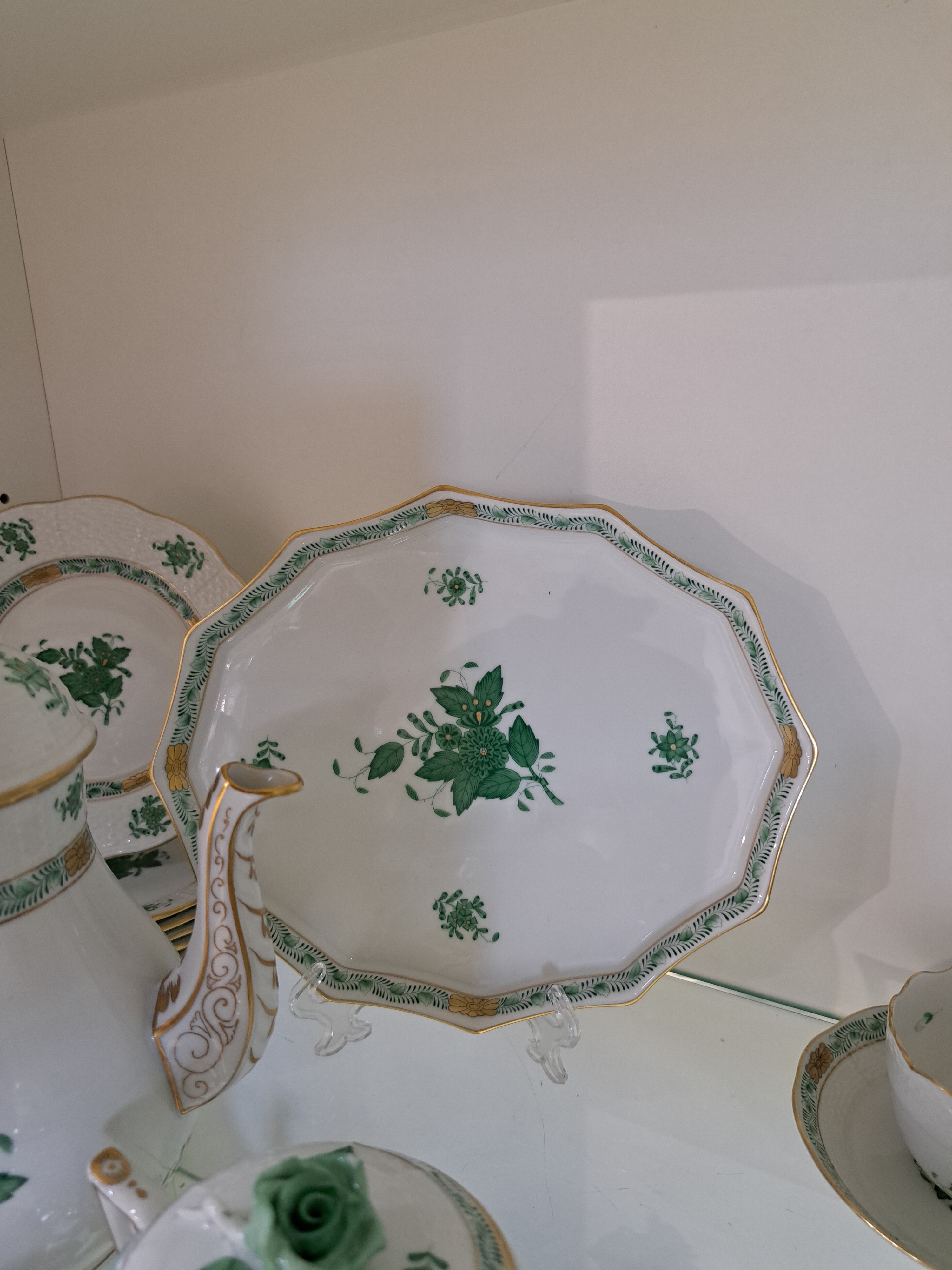 Detail g: Mokkaservice, Herend, Apponyi grün, Mokkakanne, grosse Zuckerdose, Sahnegießer, 6 Tassen mit Untertassen, 6 kl. Dessertteller kl. Tablett, Vase, 3 ...