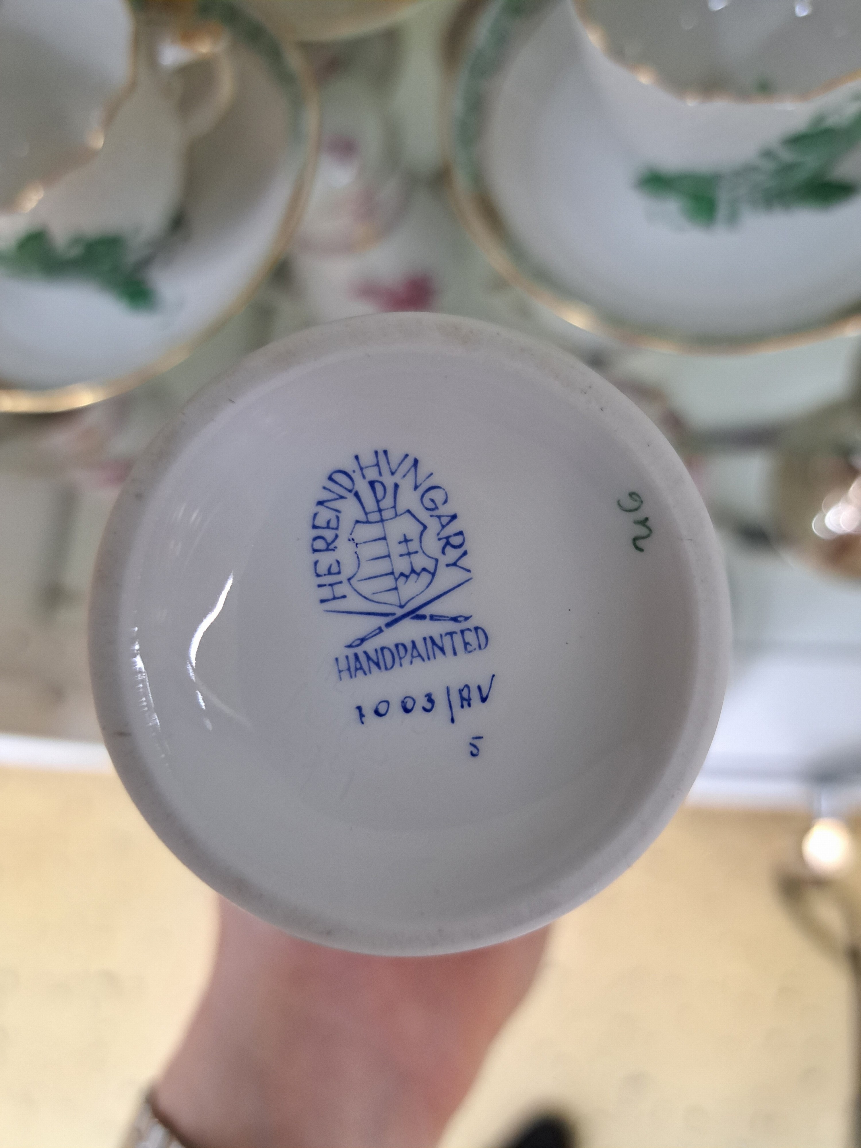 Detail h: Mokkaservice, Herend, Apponyi grün, Mokkakanne, grosse Zuckerdose, Sahnegießer, 6 Tassen mit Untertassen, 6 kl. Dessertteller kl. Tablett, Vase, 3 ...