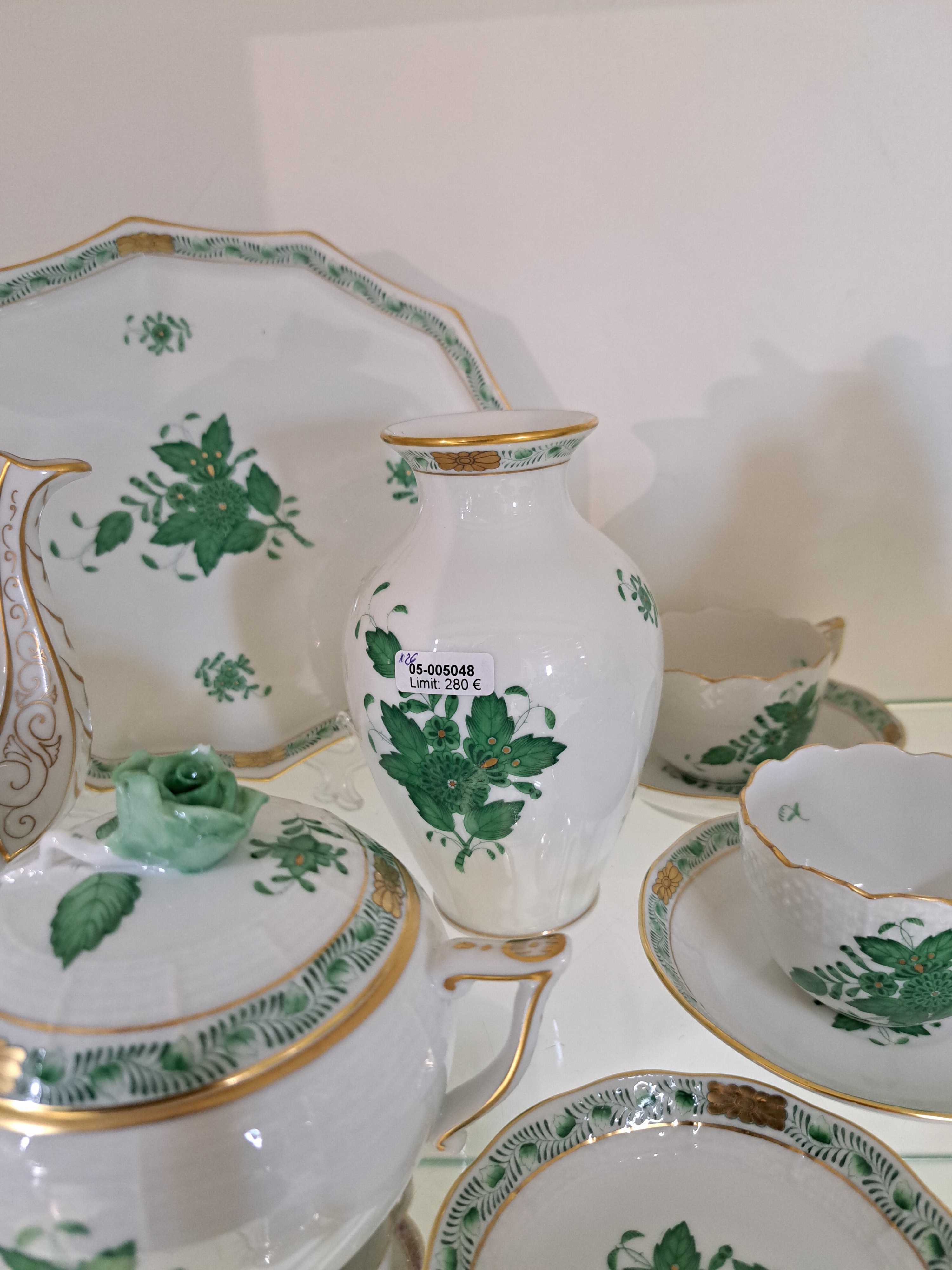 Detail i: Mokkaservice, Herend, Apponyi grün, Mokkakanne, grosse Zuckerdose, Sahnegießer, 6 Tassen mit Untertassen, 6 kl. Dessertteller kl. Tablett, Vase, 3 ...