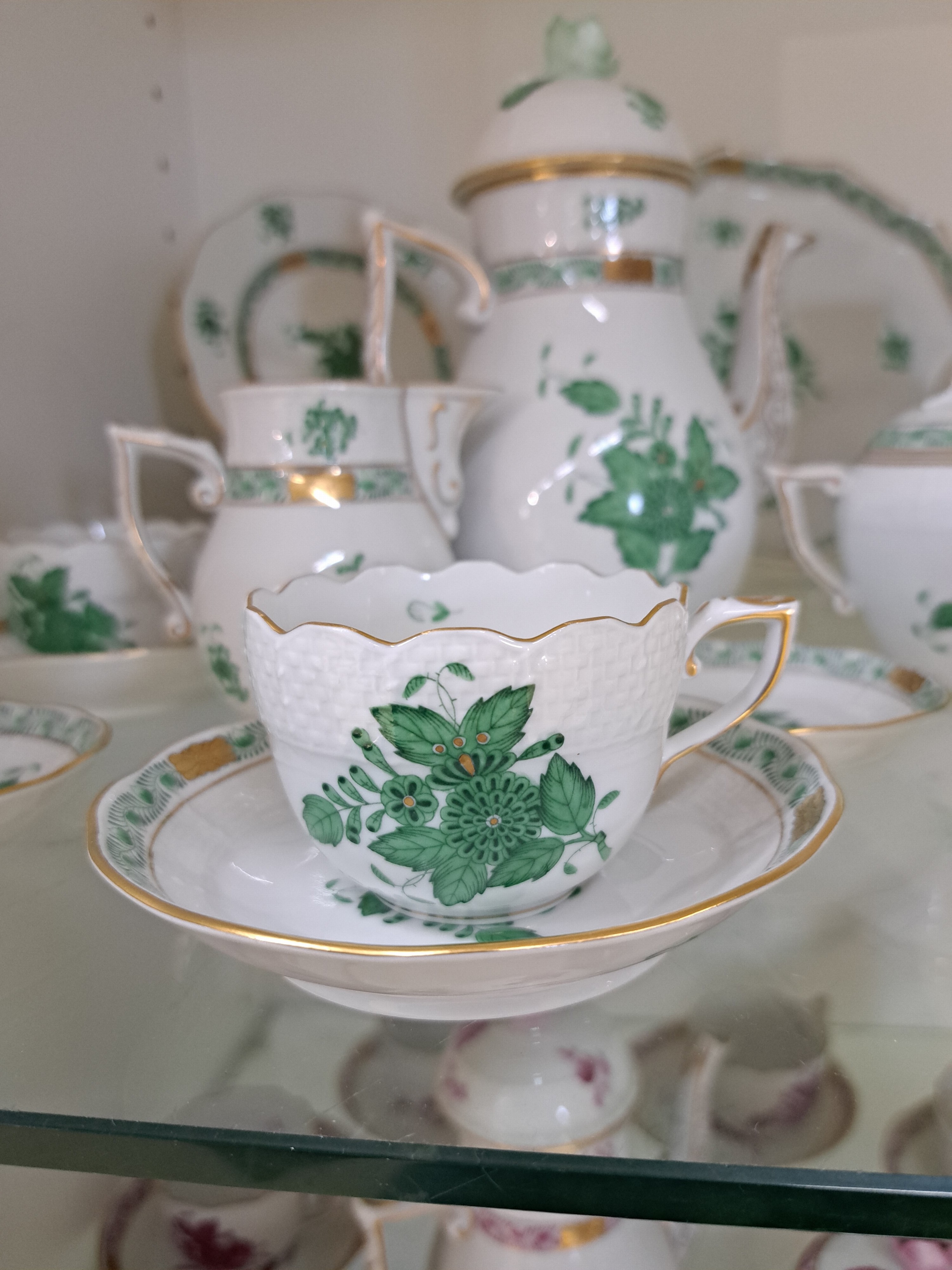Detail j: Mokkaservice, Herend, Apponyi grün, Mokkakanne, grosse Zuckerdose, Sahnegießer, 6 Tassen mit Untertassen, 6 kl. Dessertteller kl. Tablett, Vase, 3 ...