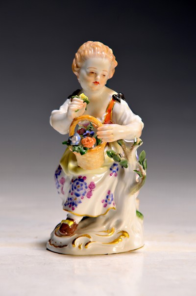 Image Porzellanfigur, Meissen, 20. Jh., sitzende Gärtnerin mit Korb, min. best. an den ...