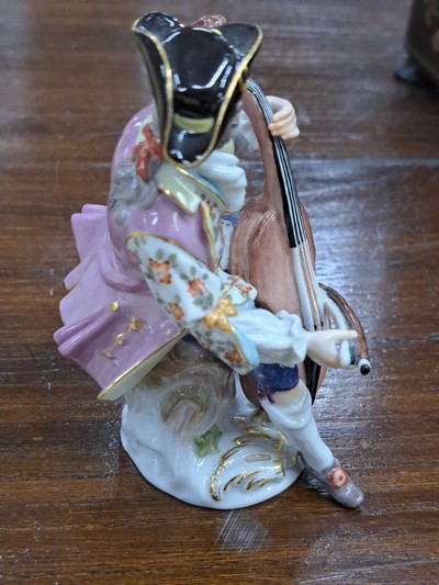 27089657b - Porzellanfigur, Meissen, 20. Jh., aus der galanten Kapelle, Cellist, feine polychrome ...