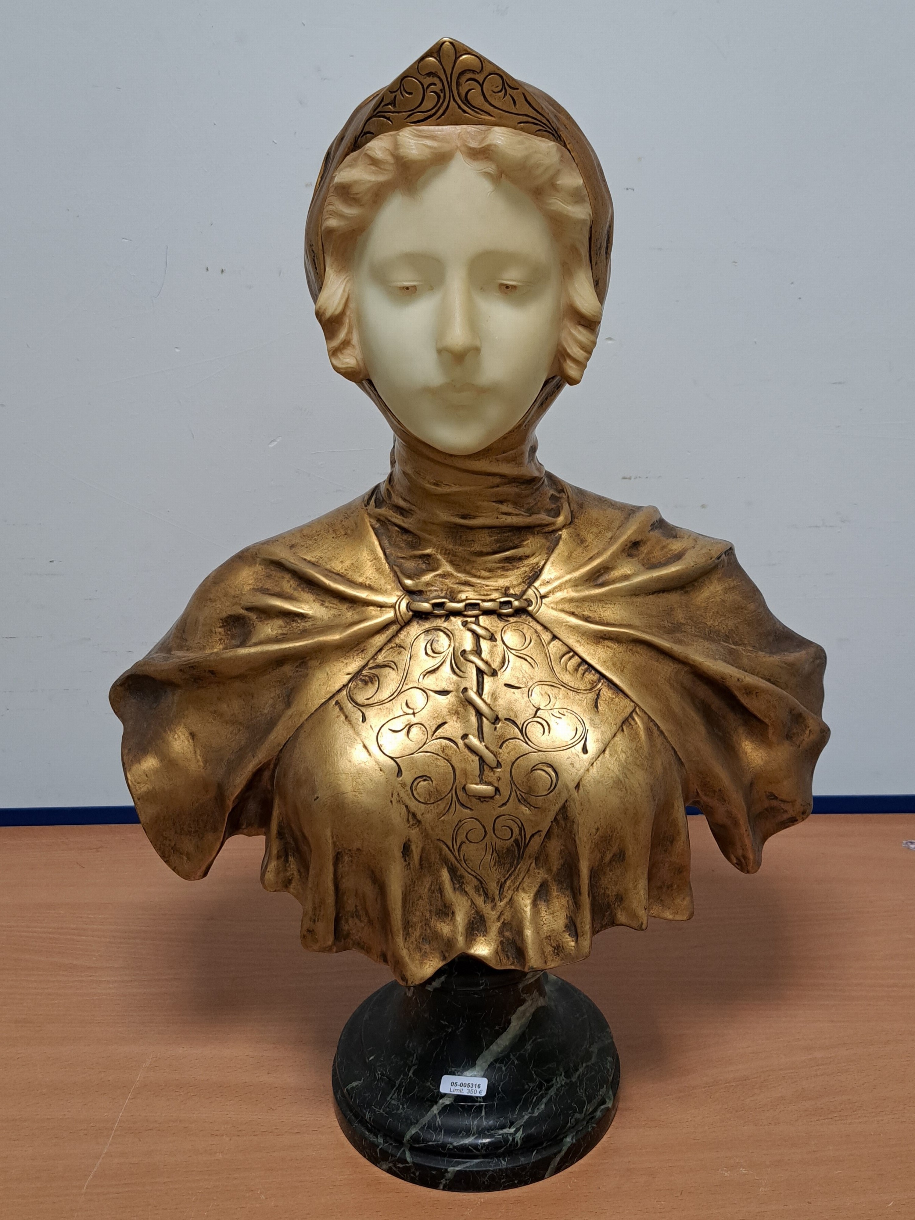 Detail a: Gustave van Vaerenbergh, 1873-1927, Büste der Jeanne D'Arc, Gesicht aus Alabaster, Haube und Bekleidung aus Goldbronze patiniertem Zinkblech, ...