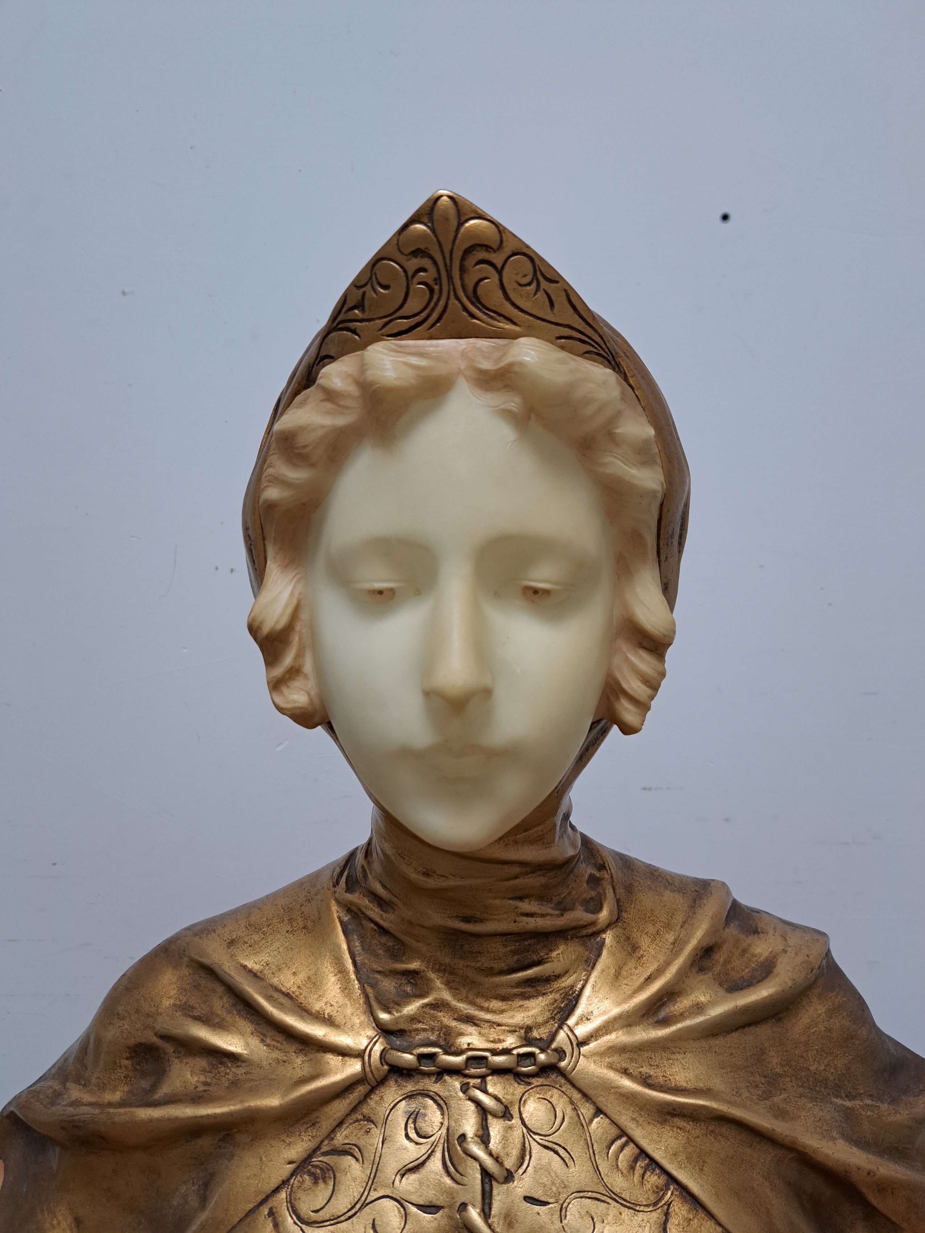 Detail b: Gustave van Vaerenbergh, 1873-1927, Büste der Jeanne D'Arc, Gesicht aus Alabaster, Haube und Bekleidung aus Goldbronze patiniertem Zinkblech, ...