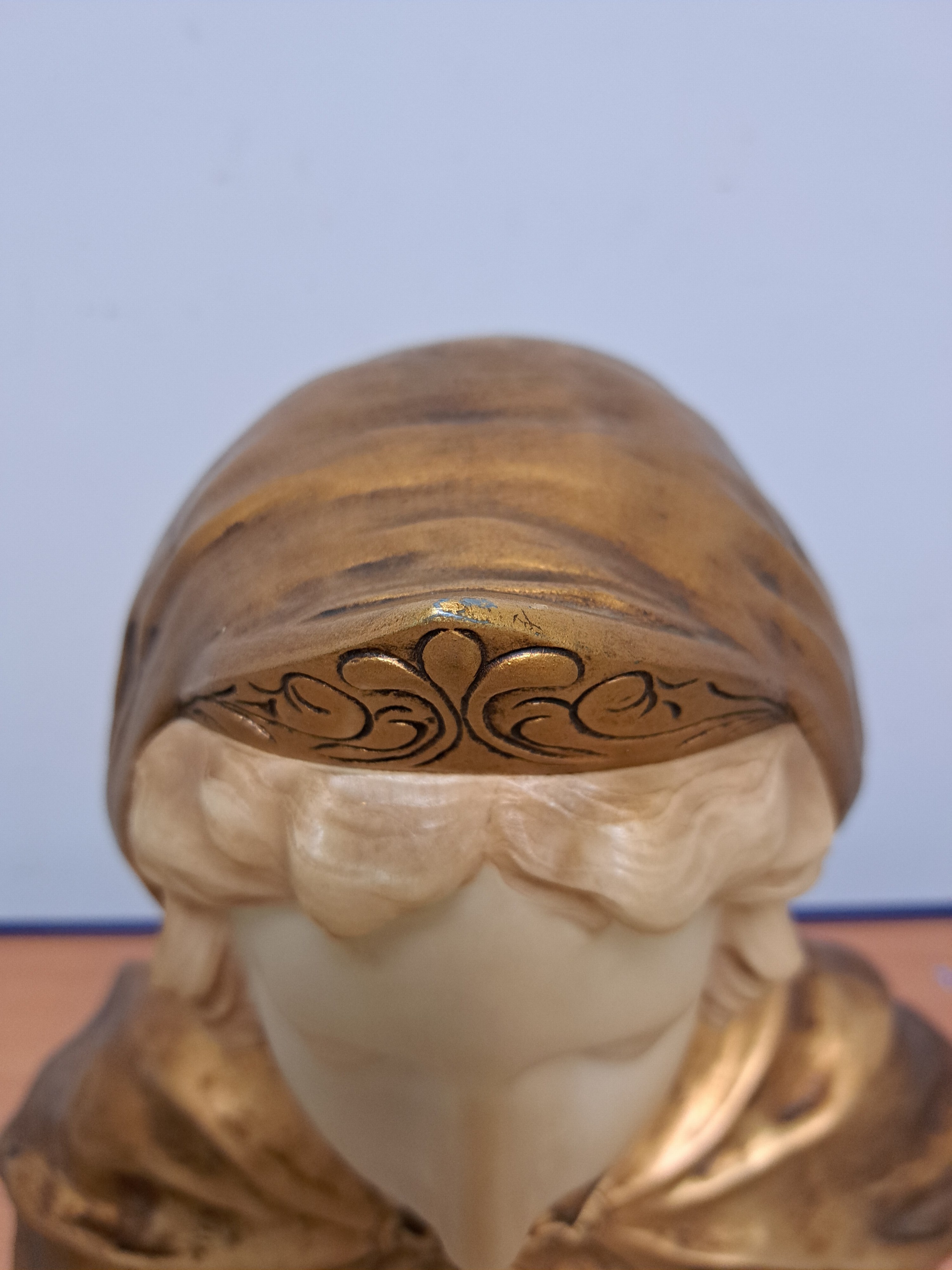 Detail c: Gustave van Vaerenbergh, 1873-1927, Büste der Jeanne D'Arc, Gesicht aus Alabaster, Haube und Bekleidung aus Goldbronze patiniertem Zinkblech, ...