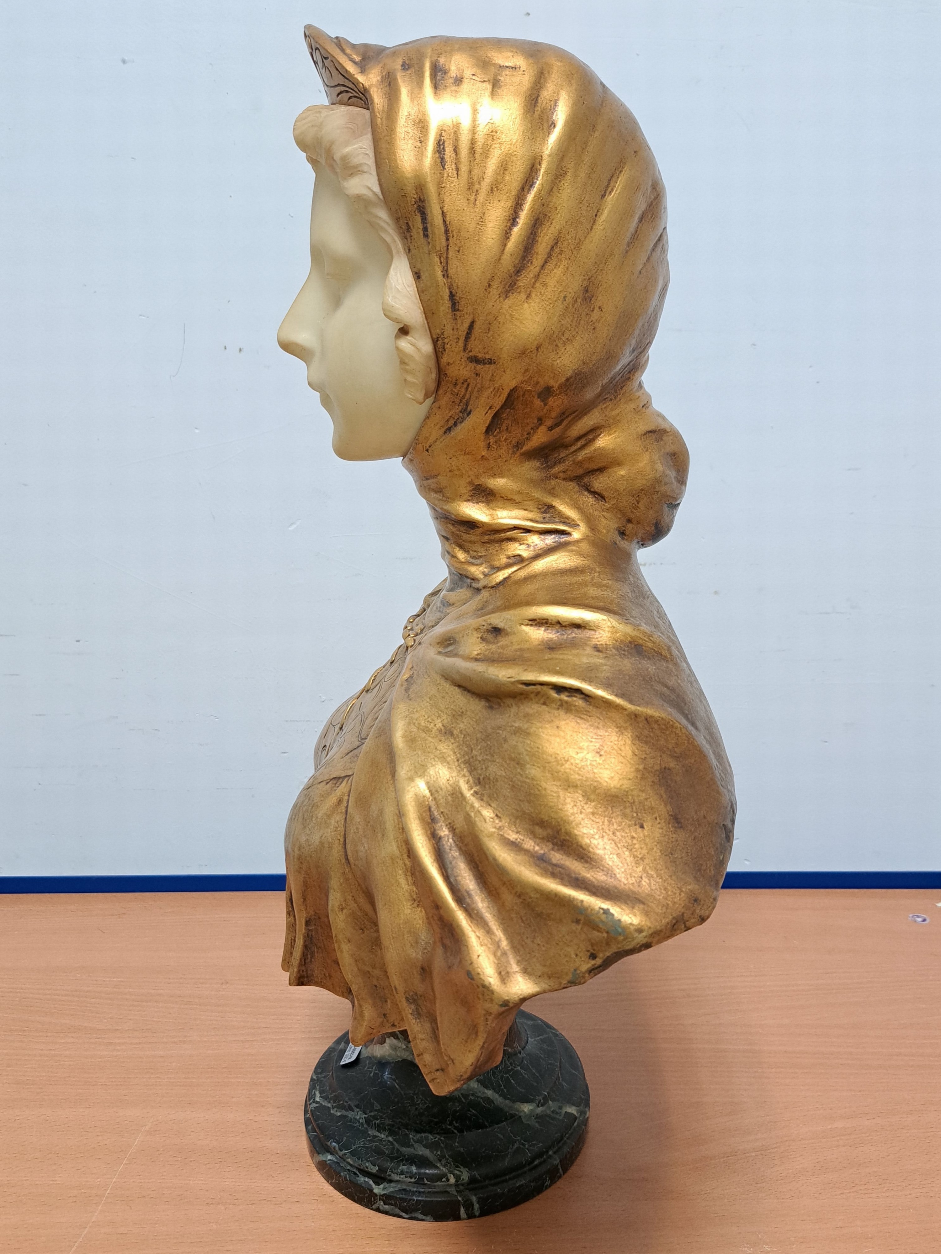 Detail e: Gustave van Vaerenbergh, 1873-1927, Büste der Jeanne D'Arc, Gesicht aus Alabaster, Haube und Bekleidung aus Goldbronze patiniertem Zinkblech, ...