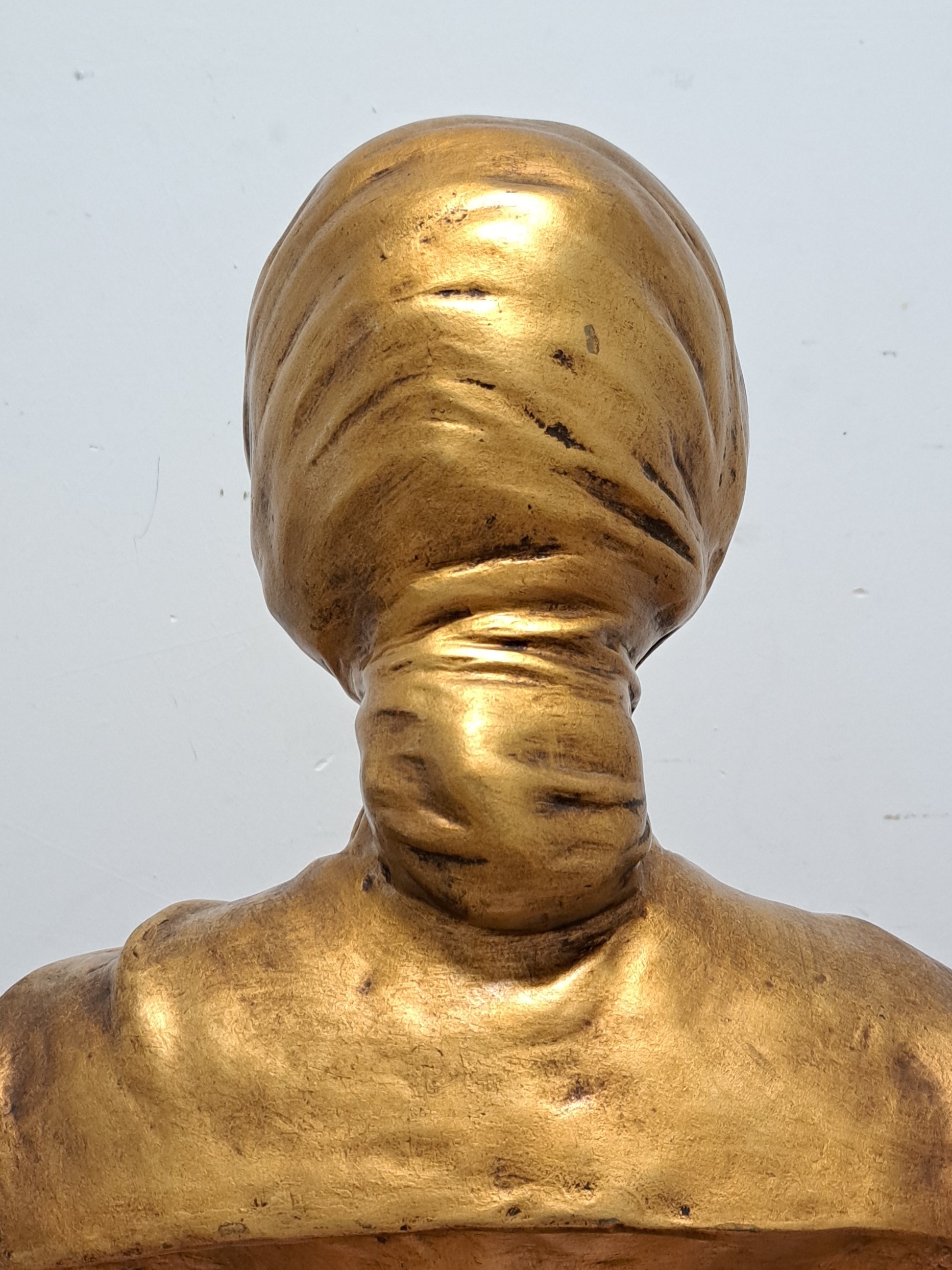 Detail i: Gustave van Vaerenbergh, 1873-1927, Büste der Jeanne D'Arc, Gesicht aus Alabaster, Haube und Bekleidung aus Goldbronze patiniertem Zinkblech, ...