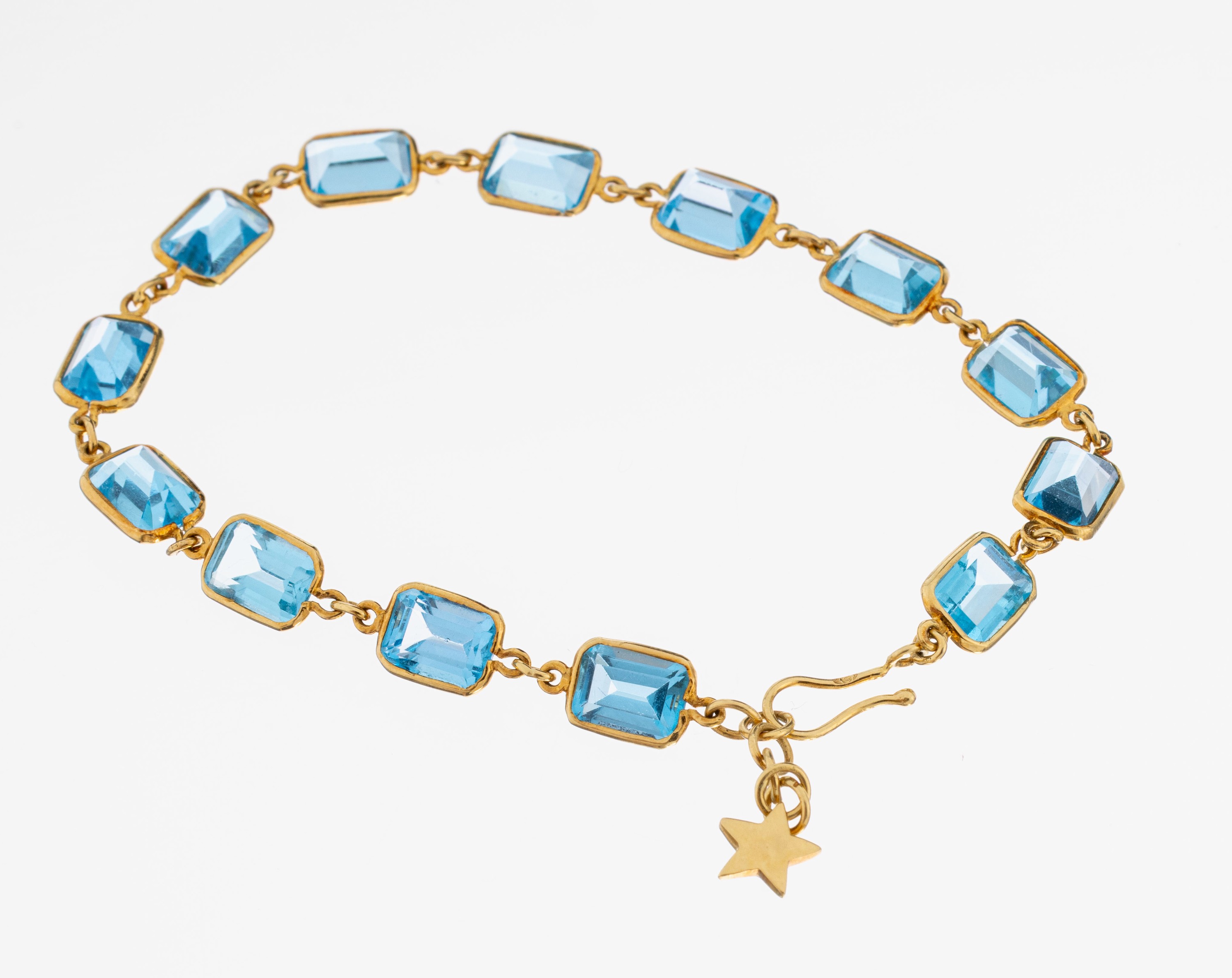 Image 27090981 - 18 kt Gold Topas-Armband, GG 750/000, 13 Blautopase (beh.) im Treppenschliff zus. ca. ...