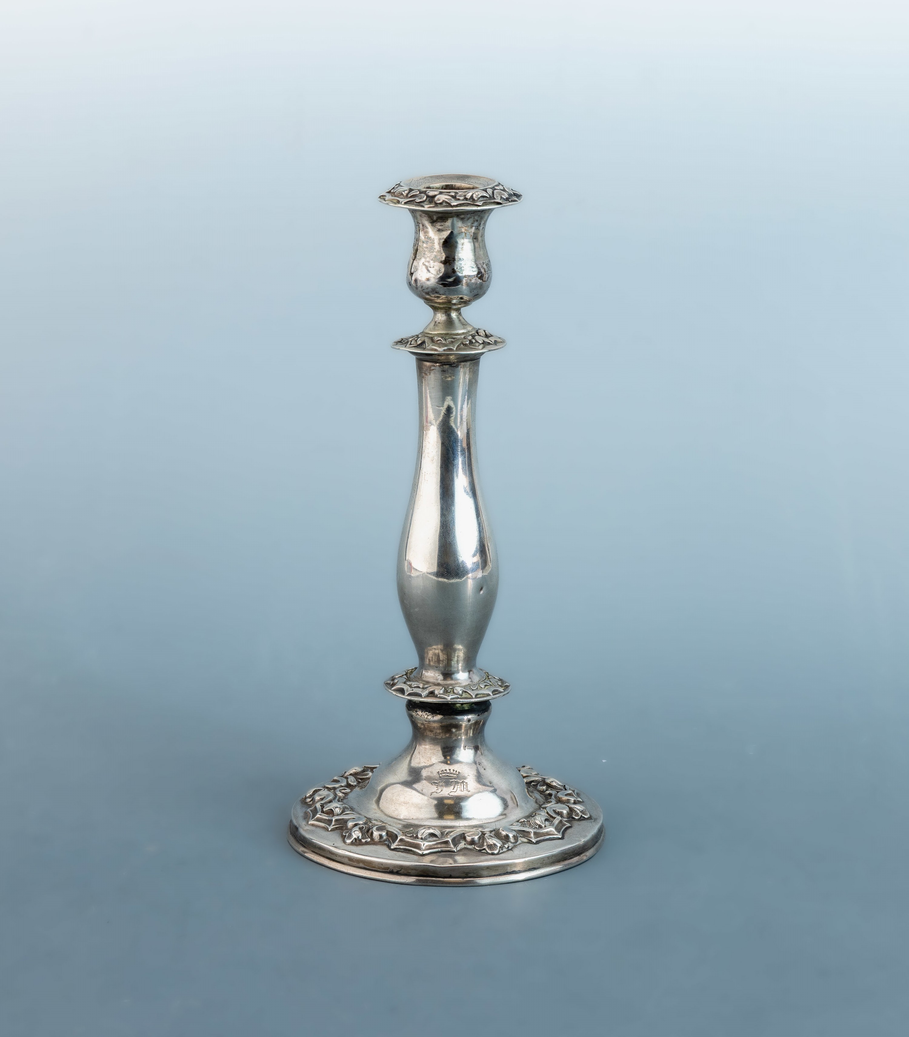 Image 27090984 - Kerzenleuchter, Österreich, um 1870-90, Silber, runder Fuß mit plastischem Blatt- und ...