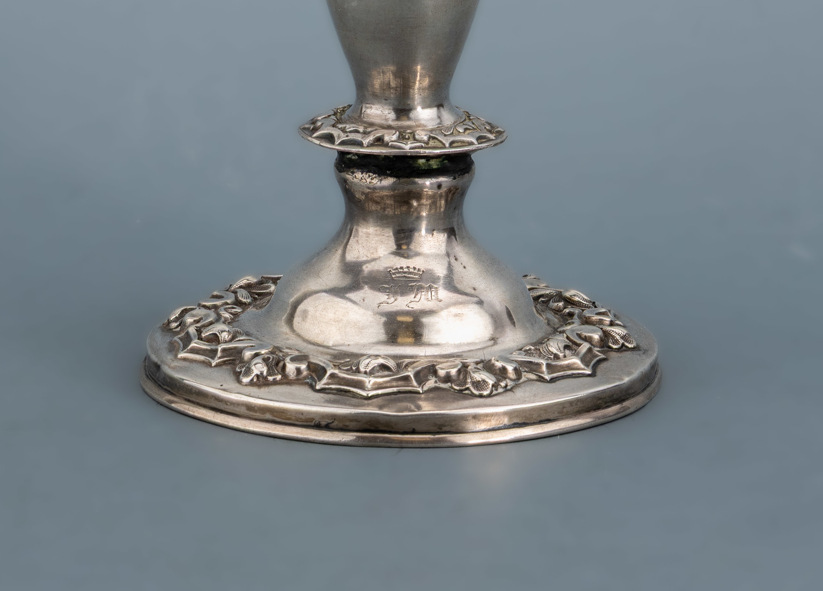 Detail a: Kerzenleuchter, Österreich, um 1870-90, Silber, runder Fuß mit plastischem Blatt- und Rankenornamenten, balusterförmiger Schaft, profilierte ...