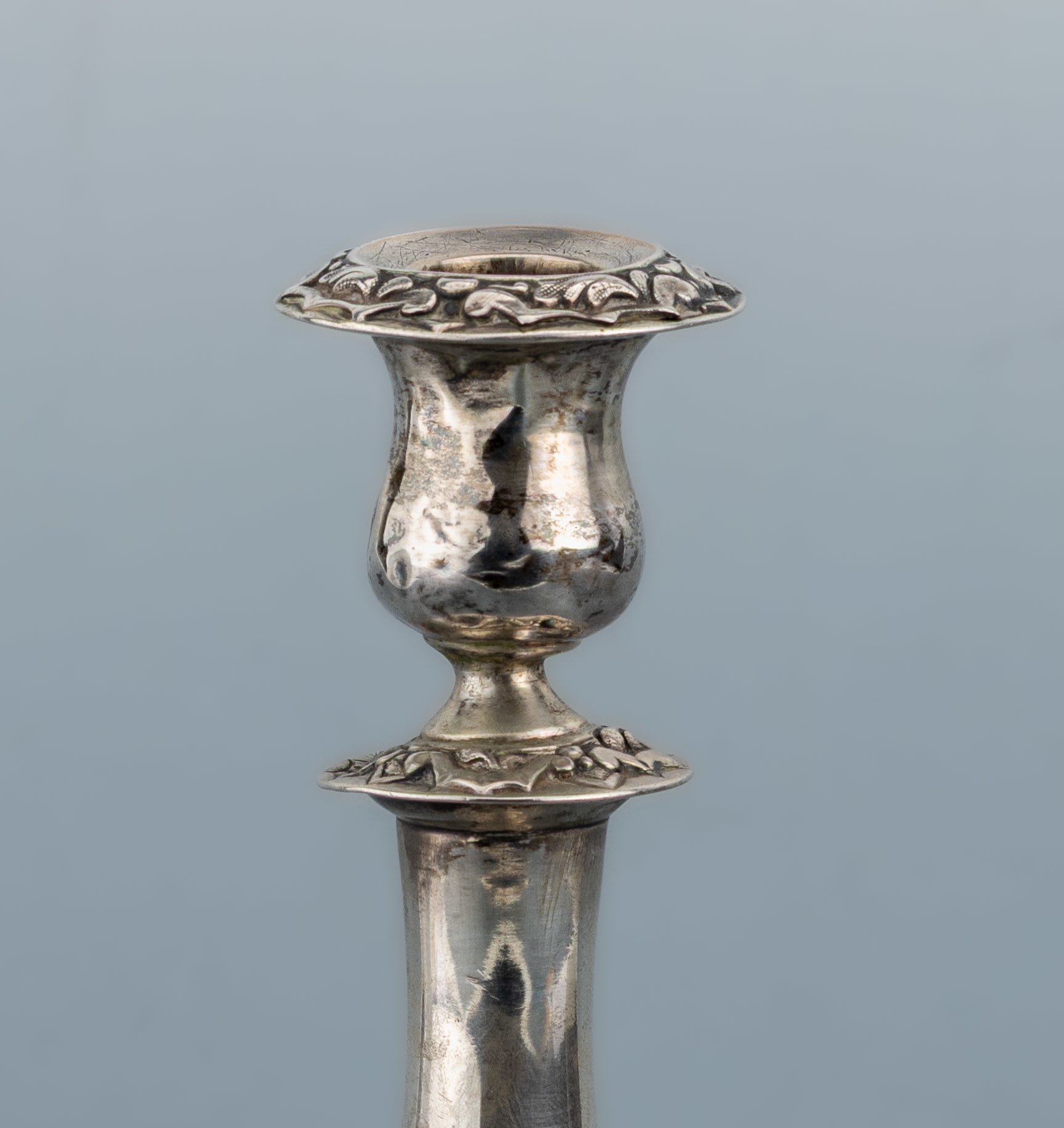 Detail b: Kerzenleuchter, Österreich, um 1870-90, Silber, runder Fuß mit plastischem Blatt- und Rankenornamenten, balusterförmiger Schaft, profilierte ...