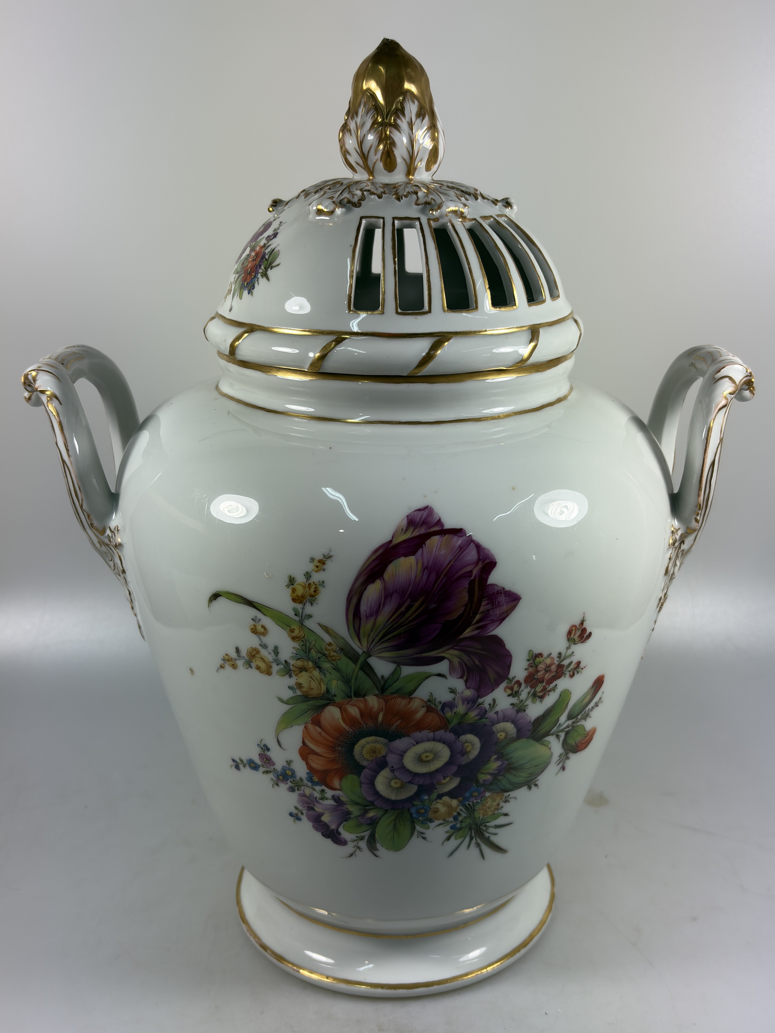 Detail a: Große Potpourri-Vase, Fürstenberg, 20. Jh., Porzellan, bunter Blumenbukett-Dekor, reiche Goldstaffage, Deckel stark beschädigt, H. ca. 36cm