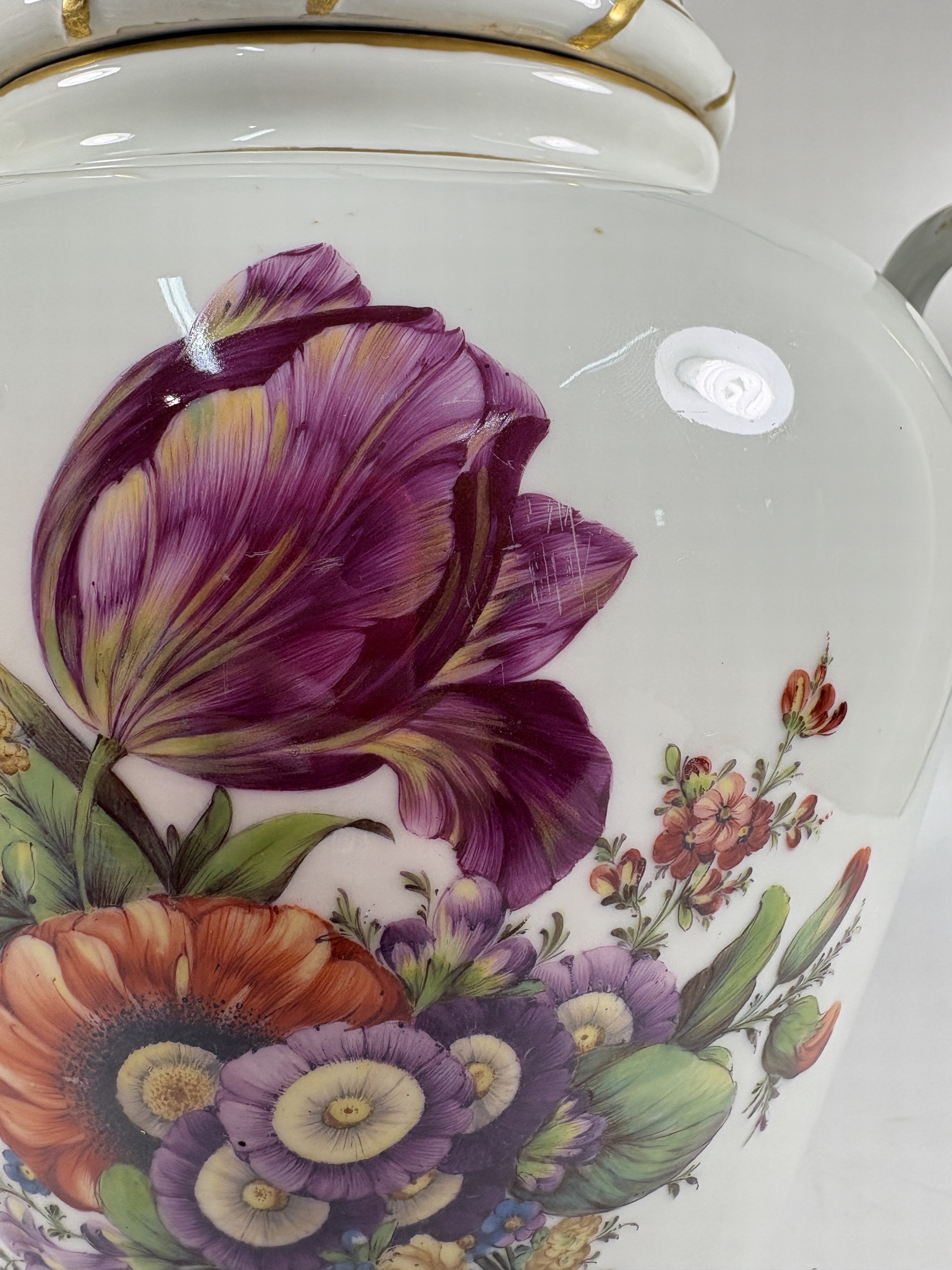 Detail b: Große Potpourri-Vase, Fürstenberg, 20. Jh., Porzellan, bunter Blumenbukett-Dekor, reiche Goldstaffage, Deckel stark beschädigt, H. ca. 36cm