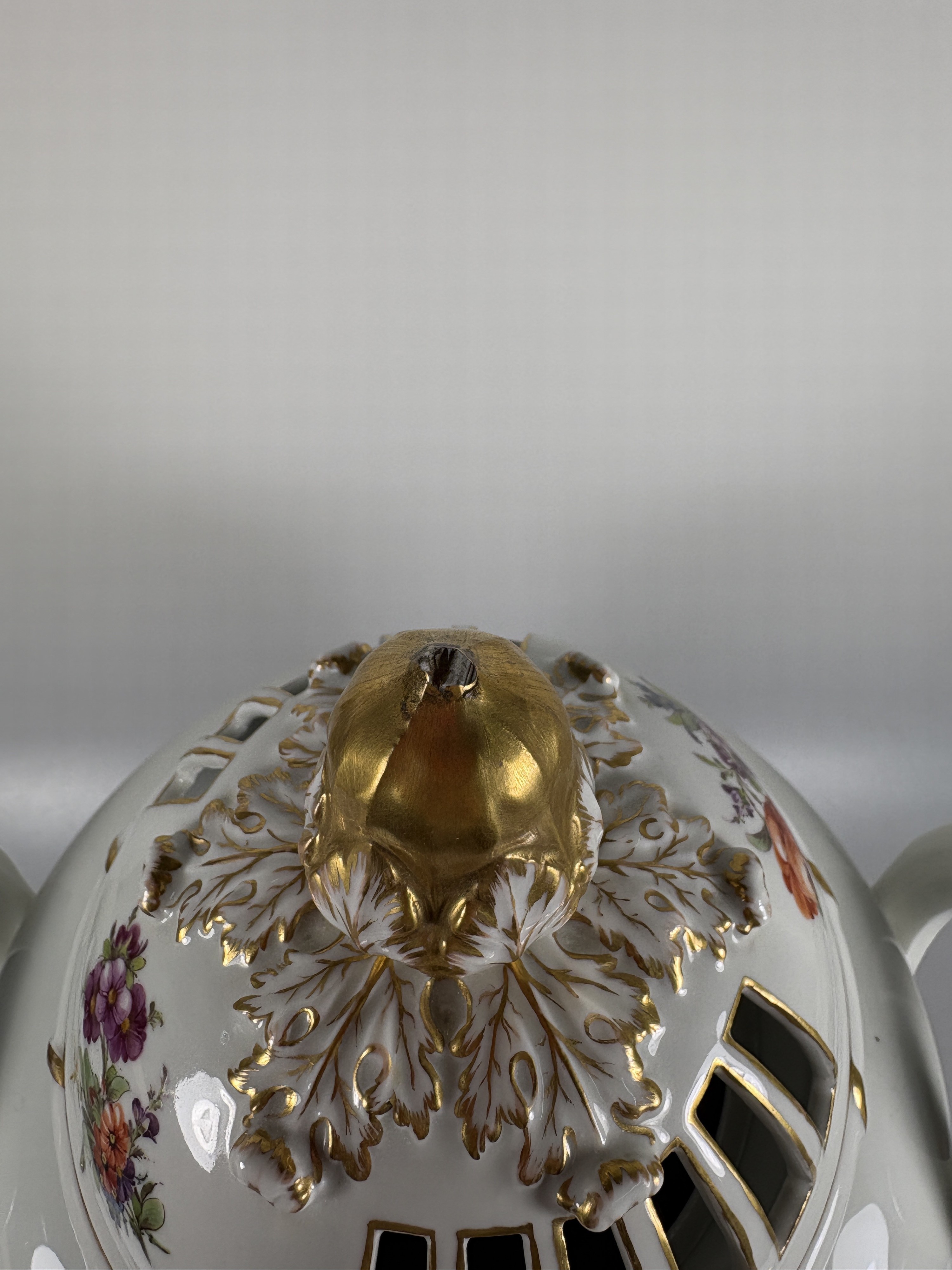 Detail d: Große Potpourri-Vase, Fürstenberg, 20. Jh., Porzellan, bunter Blumenbukett-Dekor, reiche Goldstaffage, Deckel stark beschädigt, H. ca. 36cm