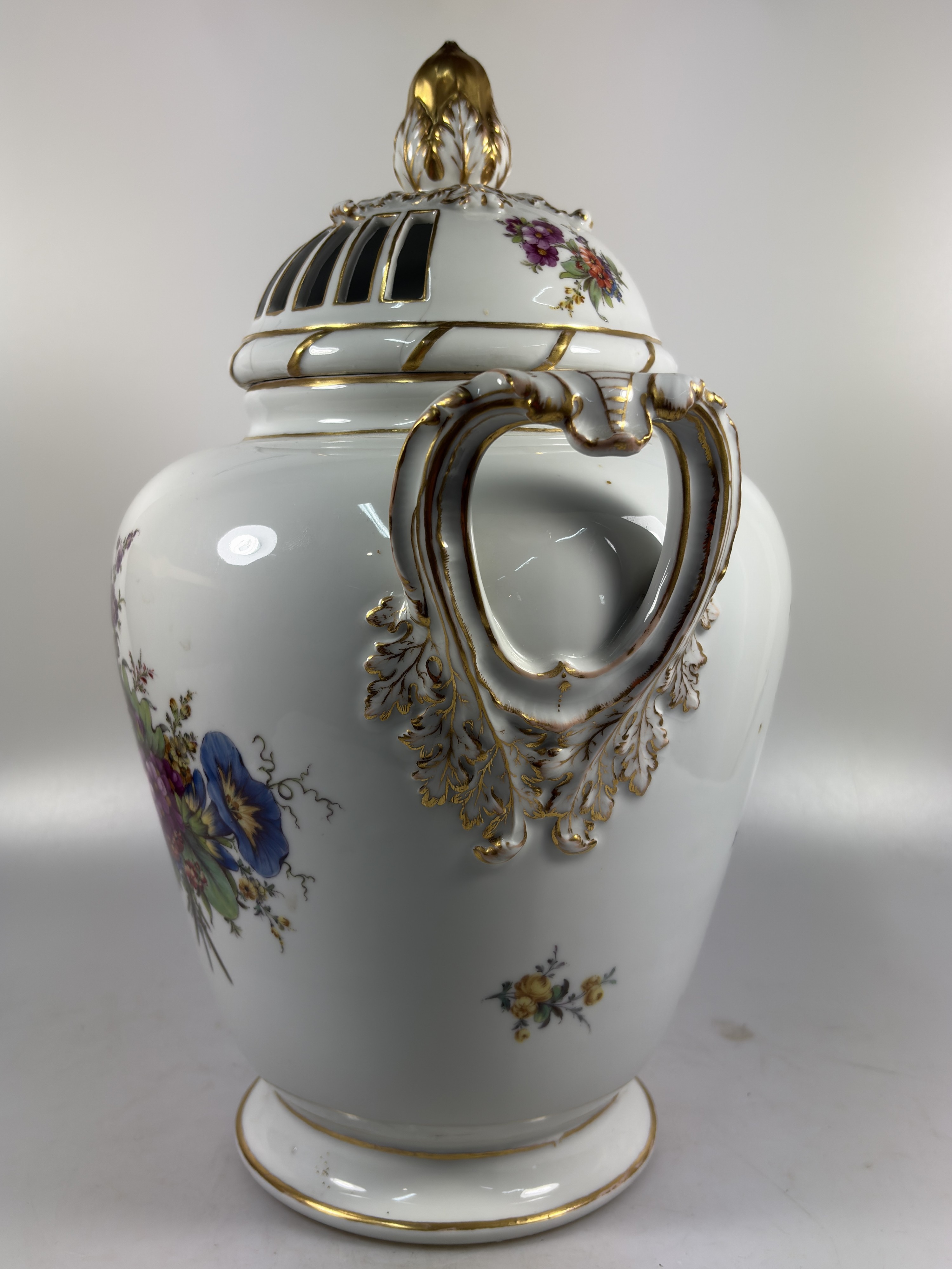 Detail e: Große Potpourri-Vase, Fürstenberg, 20. Jh., Porzellan, bunter Blumenbukett-Dekor, reiche Goldstaffage, Deckel stark beschädigt, H. ca. 36cm