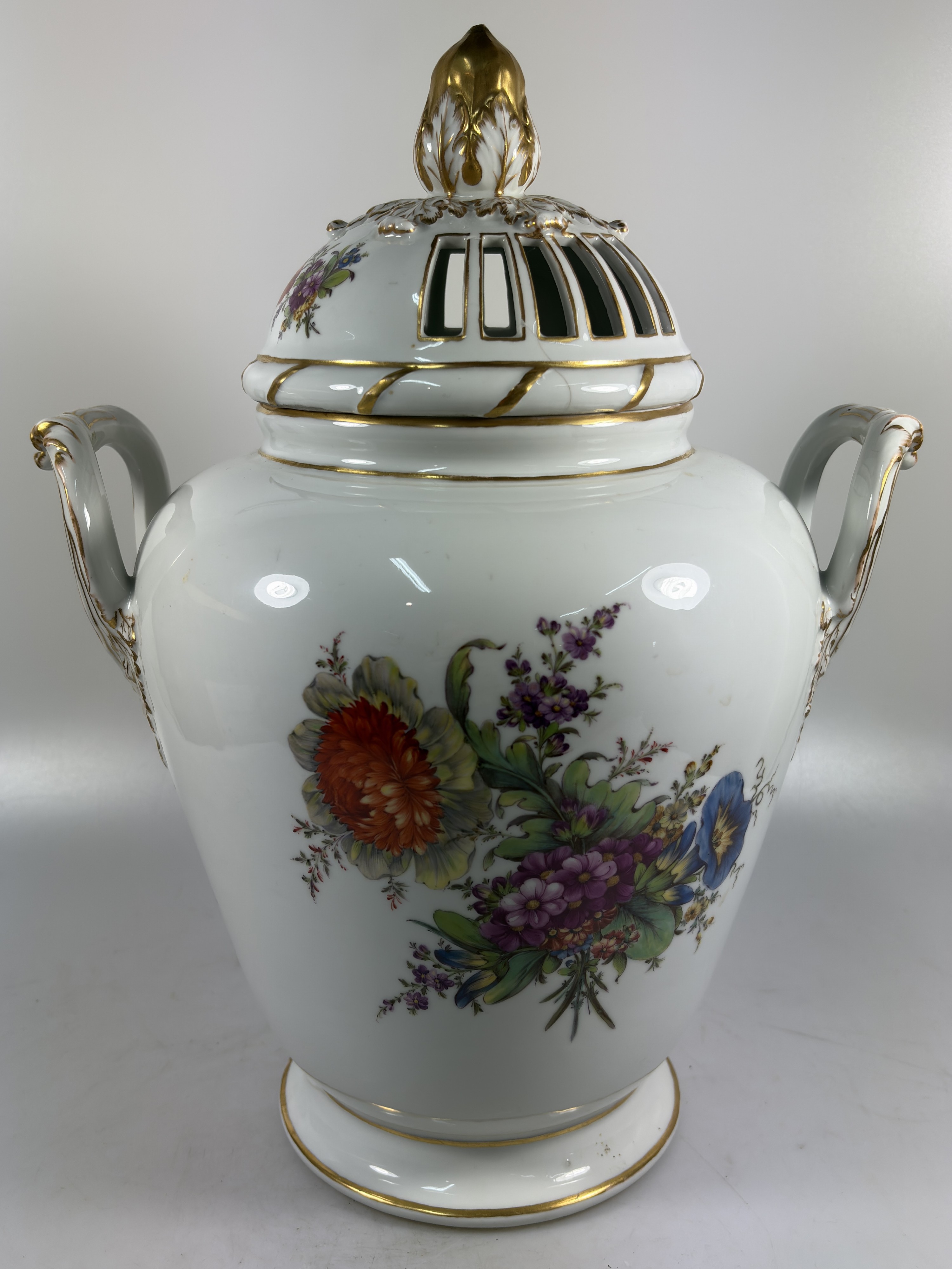 Detail g: Große Potpourri-Vase, Fürstenberg, 20. Jh., Porzellan, bunter Blumenbukett-Dekor, reiche Goldstaffage, Deckel stark beschädigt, H. ca. 36cm