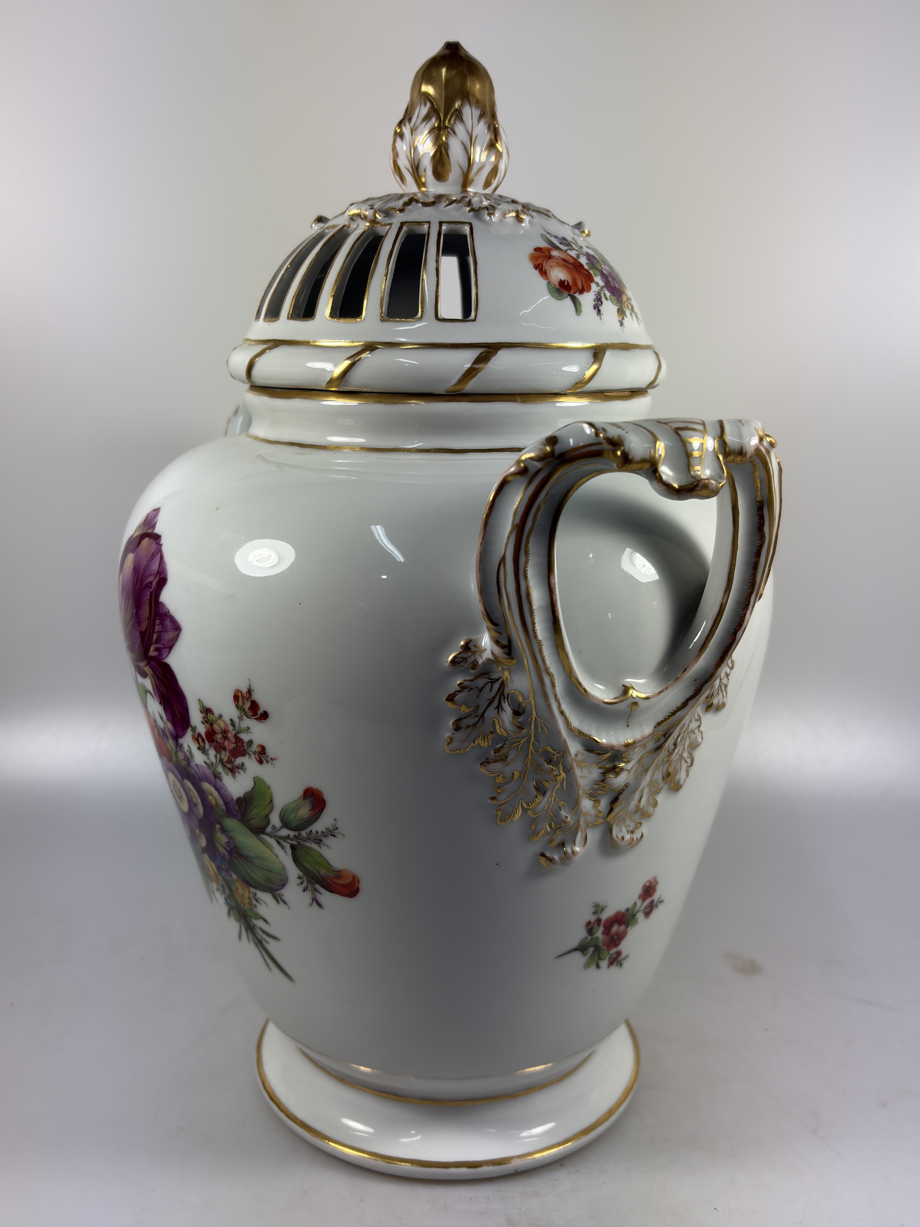 Detail h: Große Potpourri-Vase, Fürstenberg, 20. Jh., Porzellan, bunter Blumenbukett-Dekor, reiche Goldstaffage, Deckel stark beschädigt, H. ca. 36cm