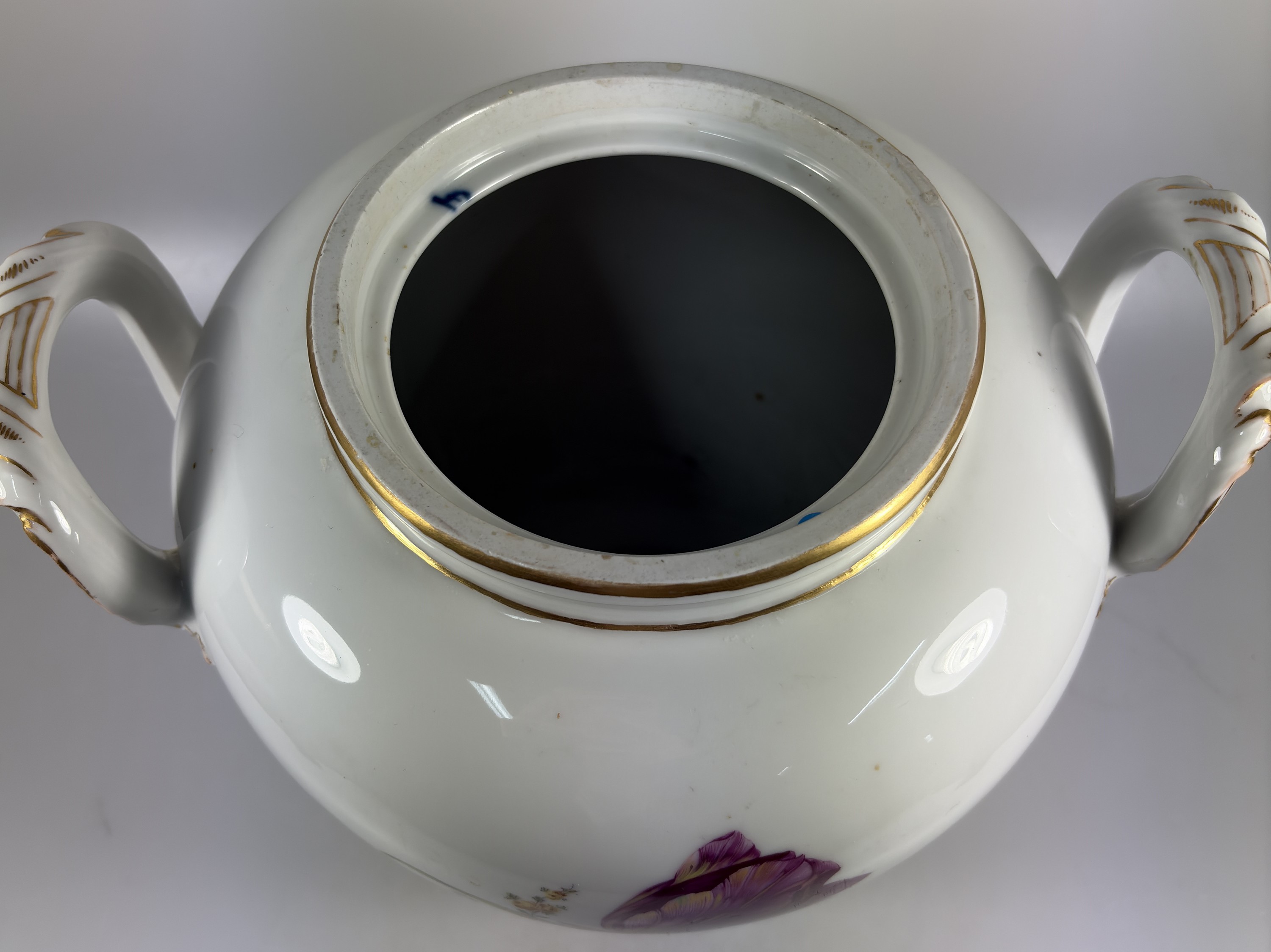 Detail i: Große Potpourri-Vase, Fürstenberg, 20. Jh., Porzellan, bunter Blumenbukett-Dekor, reiche Goldstaffage, Deckel stark beschädigt, H. ca. 36cm