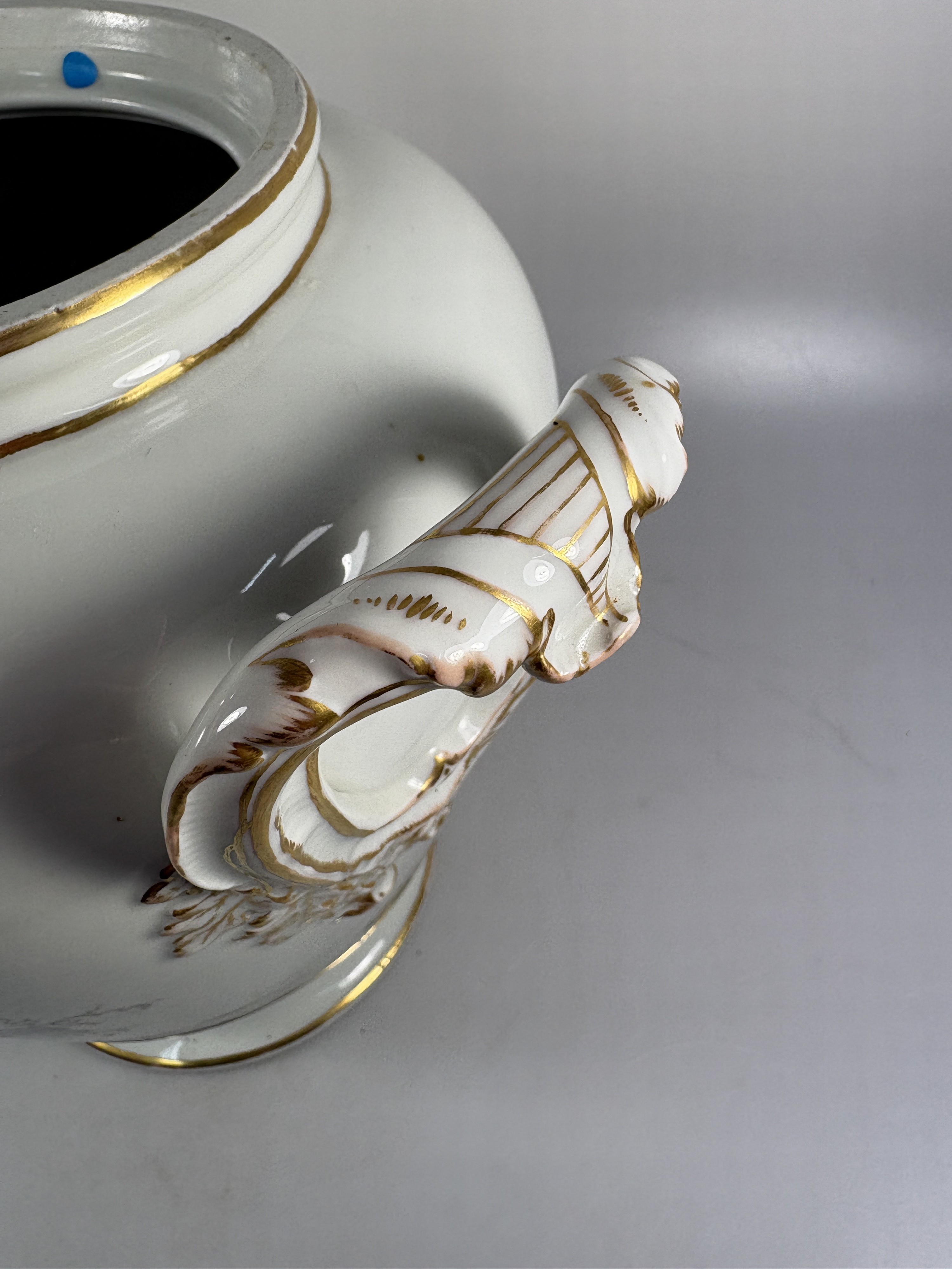 Detail l: Große Potpourri-Vase, Fürstenberg, 20. Jh., Porzellan, bunter Blumenbukett-Dekor, reiche Goldstaffage, Deckel stark beschädigt, H. ca. 36cm