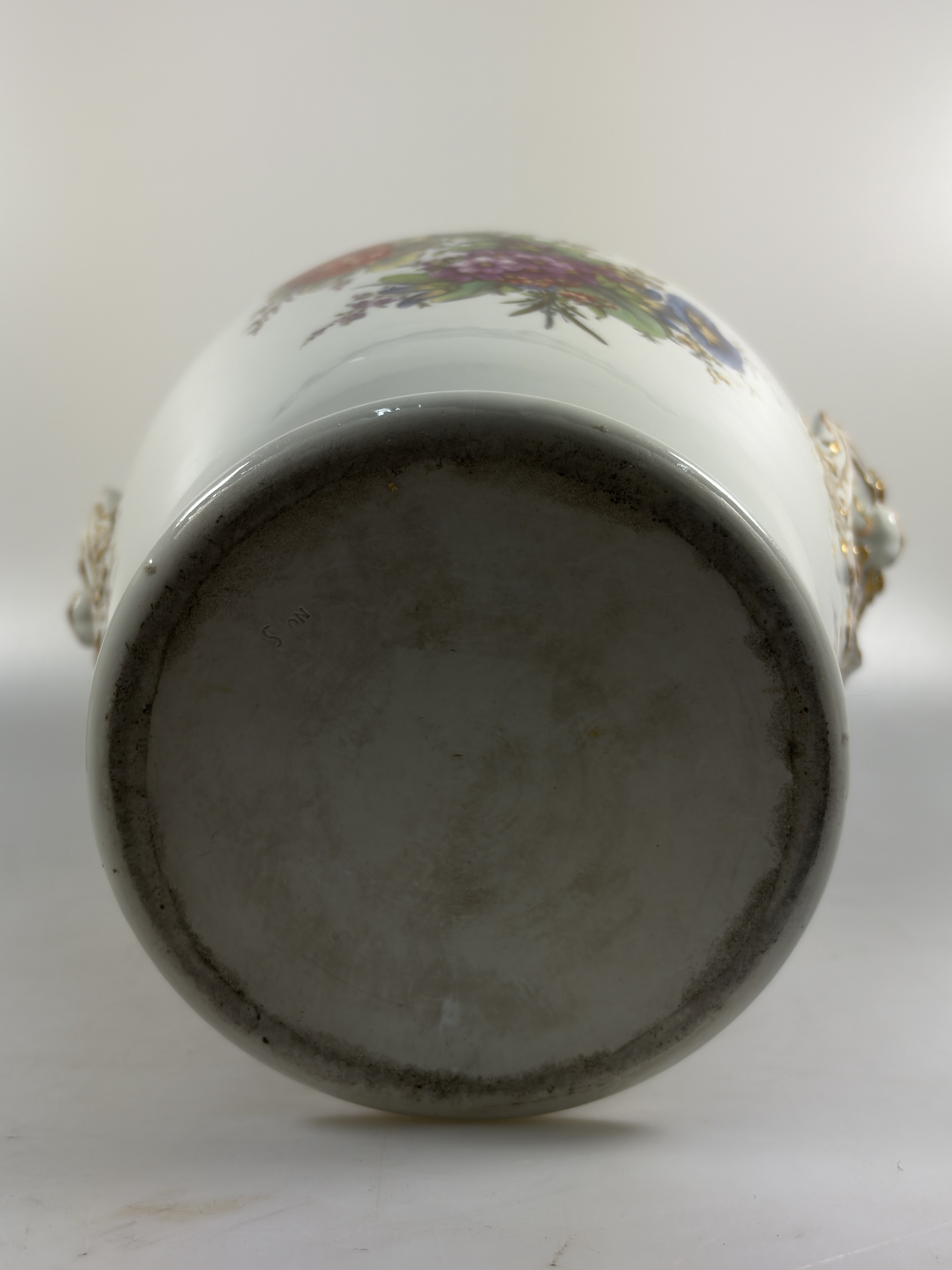 Detail n: Große Potpourri-Vase, Fürstenberg, 20. Jh., Porzellan, bunter Blumenbukett-Dekor, reiche Goldstaffage, Deckel stark beschädigt, H. ca. 36cm