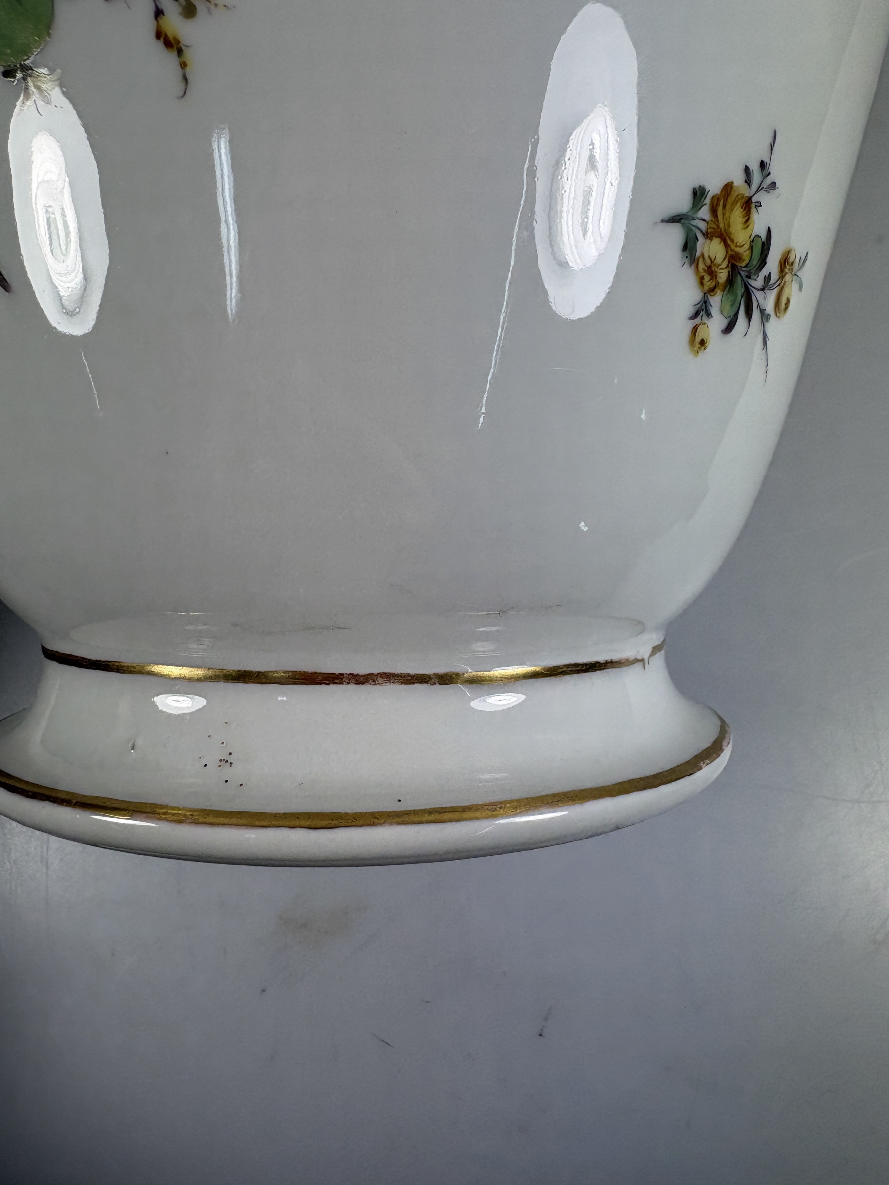Detail o: Große Potpourri-Vase, Fürstenberg, 20. Jh., Porzellan, bunter Blumenbukett-Dekor, reiche Goldstaffage, Deckel stark beschädigt, H. ca. 36cm