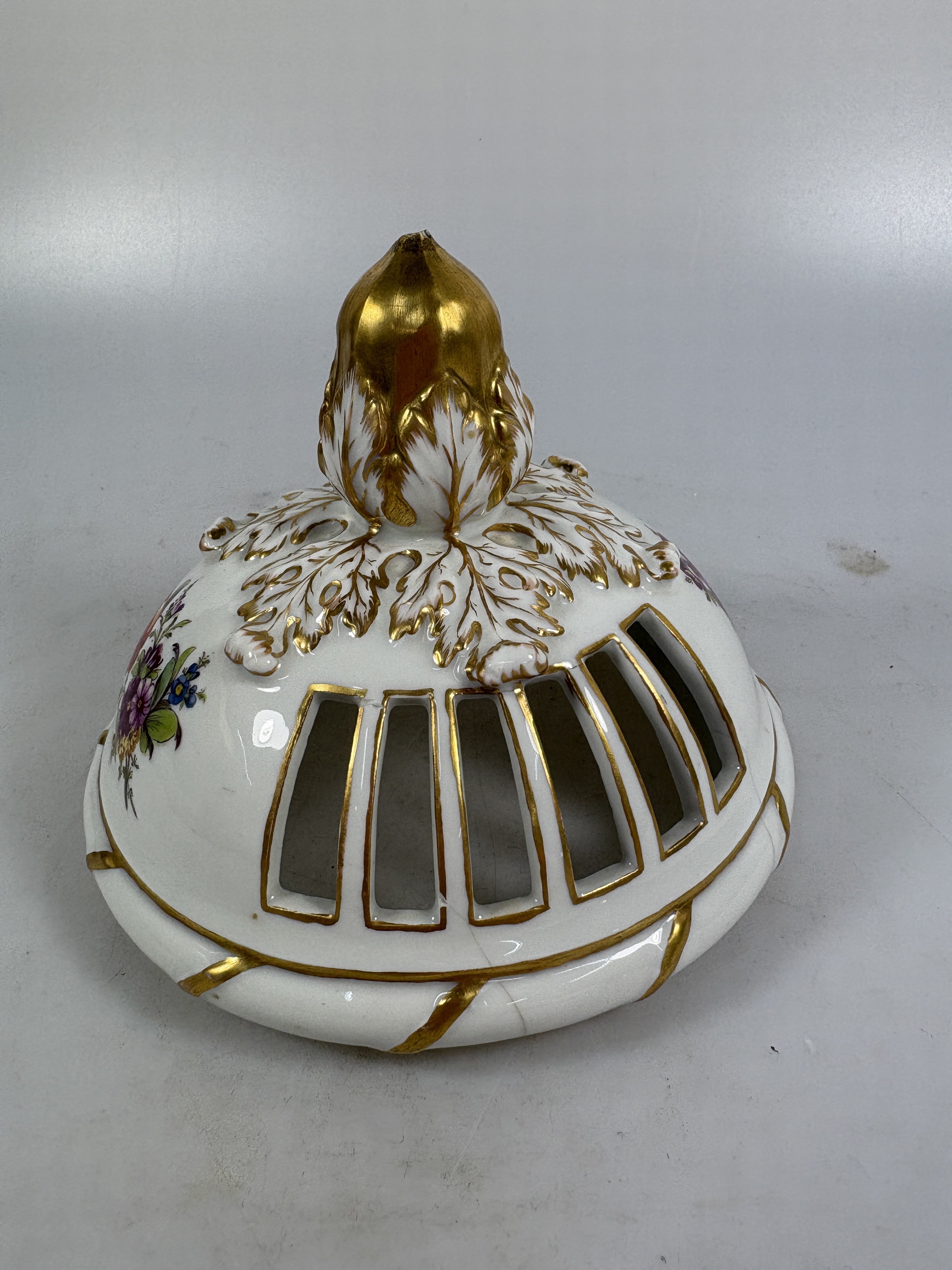 Detail p: Große Potpourri-Vase, Fürstenberg, 20. Jh., Porzellan, bunter Blumenbukett-Dekor, reiche Goldstaffage, Deckel stark beschädigt, H. ca. 36cm