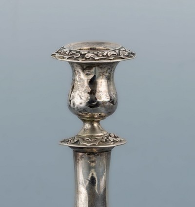 27090984b - Kerzenleuchter, Österreich, um 1870-90, Silber, runder Fuß mit plastischem Blatt- und ...