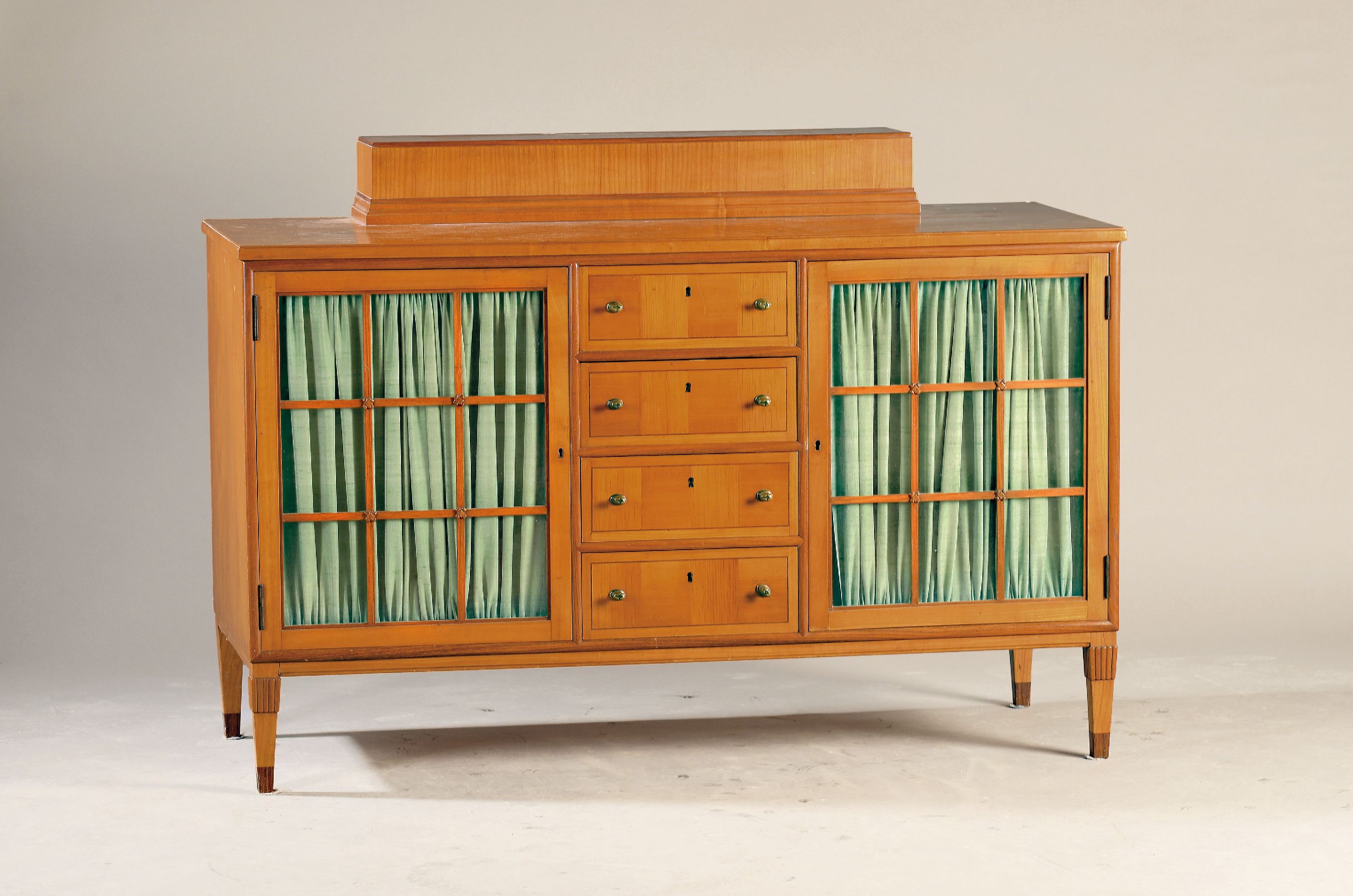 Image 27091076 - Kleines Jugendstil Buffet, wohl Wien, um 1910, Kirschbaumfurnier, 2 verglaste Türen, 4 ...