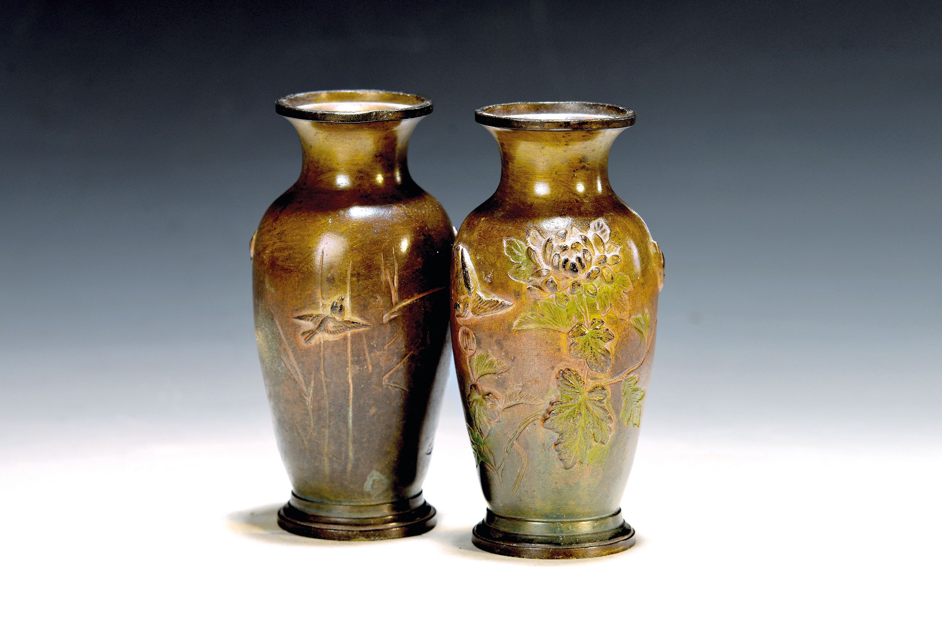 Image 27091081 - Paar Vasen, Japan, um 1900, Bronze, reliefiert mit Chrysanthemen und Vögel, H. je ca. ...