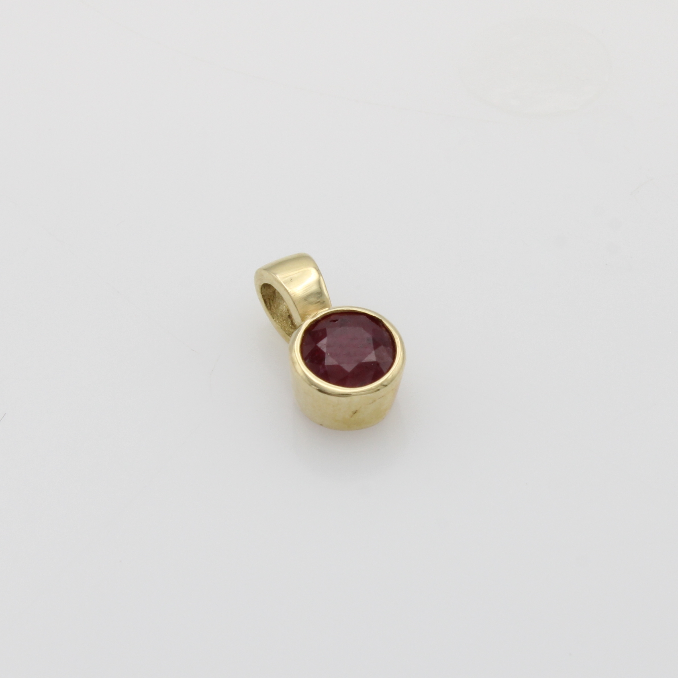 Image 27091091 - Anhänger mit Rubin, GG 585/000, Rubin in glatter Fassung ca. 5 mm Schätzpreis: 510, - ...