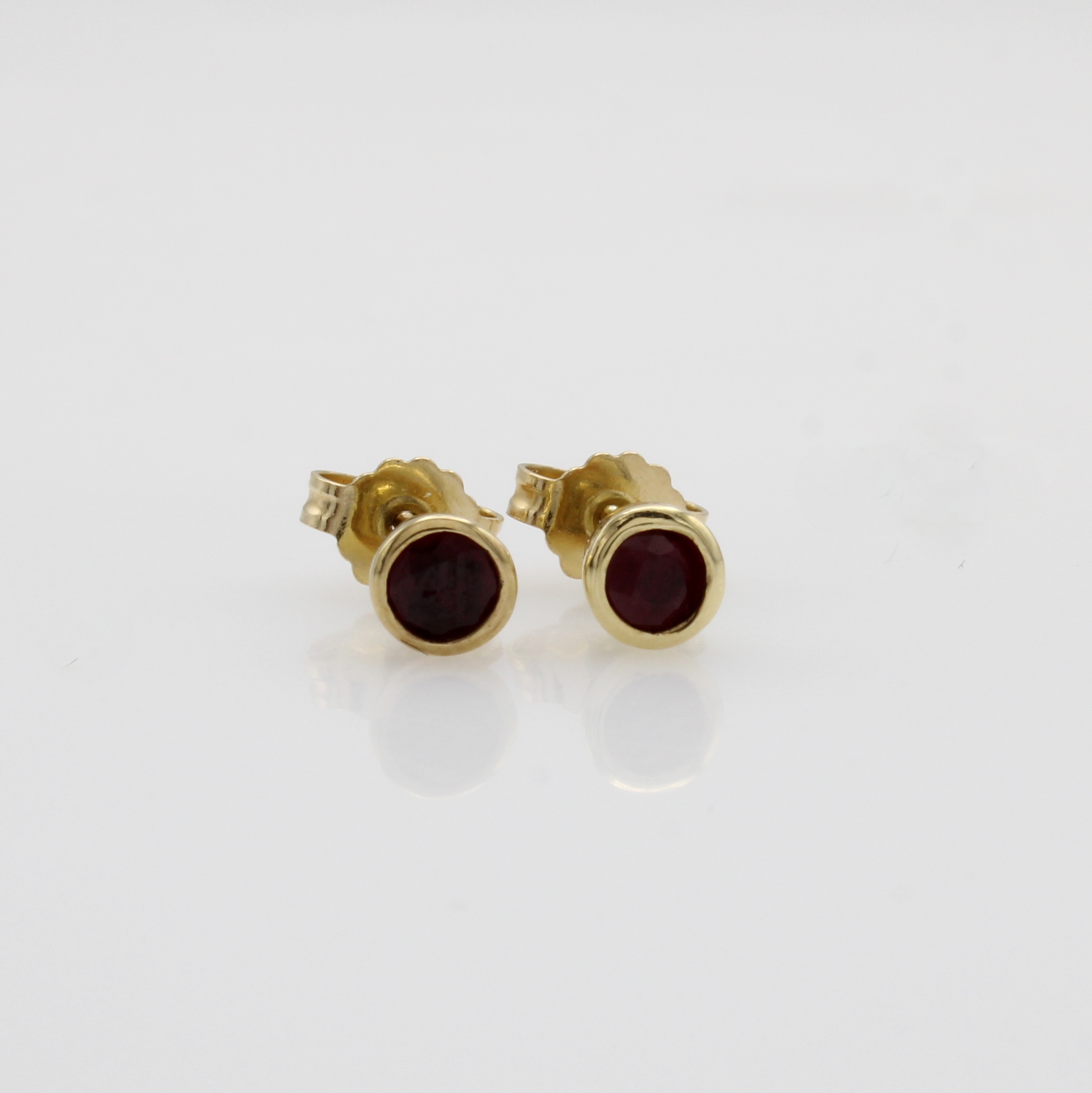 Image 27091095 - Paar Ohrstecker mit Rubinen, GG 585/000, 2 Rubine in glatten Fassungen ca. 4 mm ...