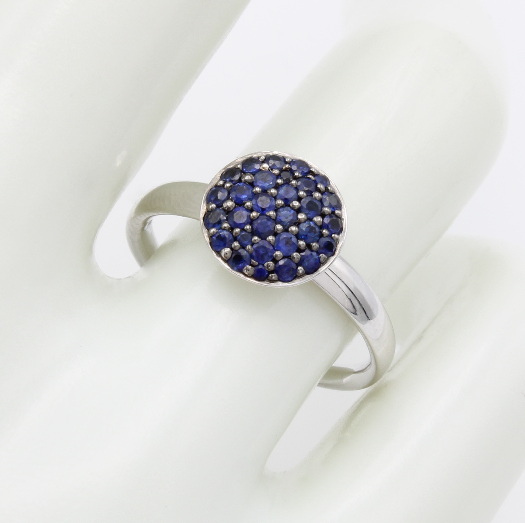Image 27091119 - Ring mit Saphiren, WG 750/000, runder Ringkopf bes. m. fac. Saphiren zus. ca. 0.50 ct, ...