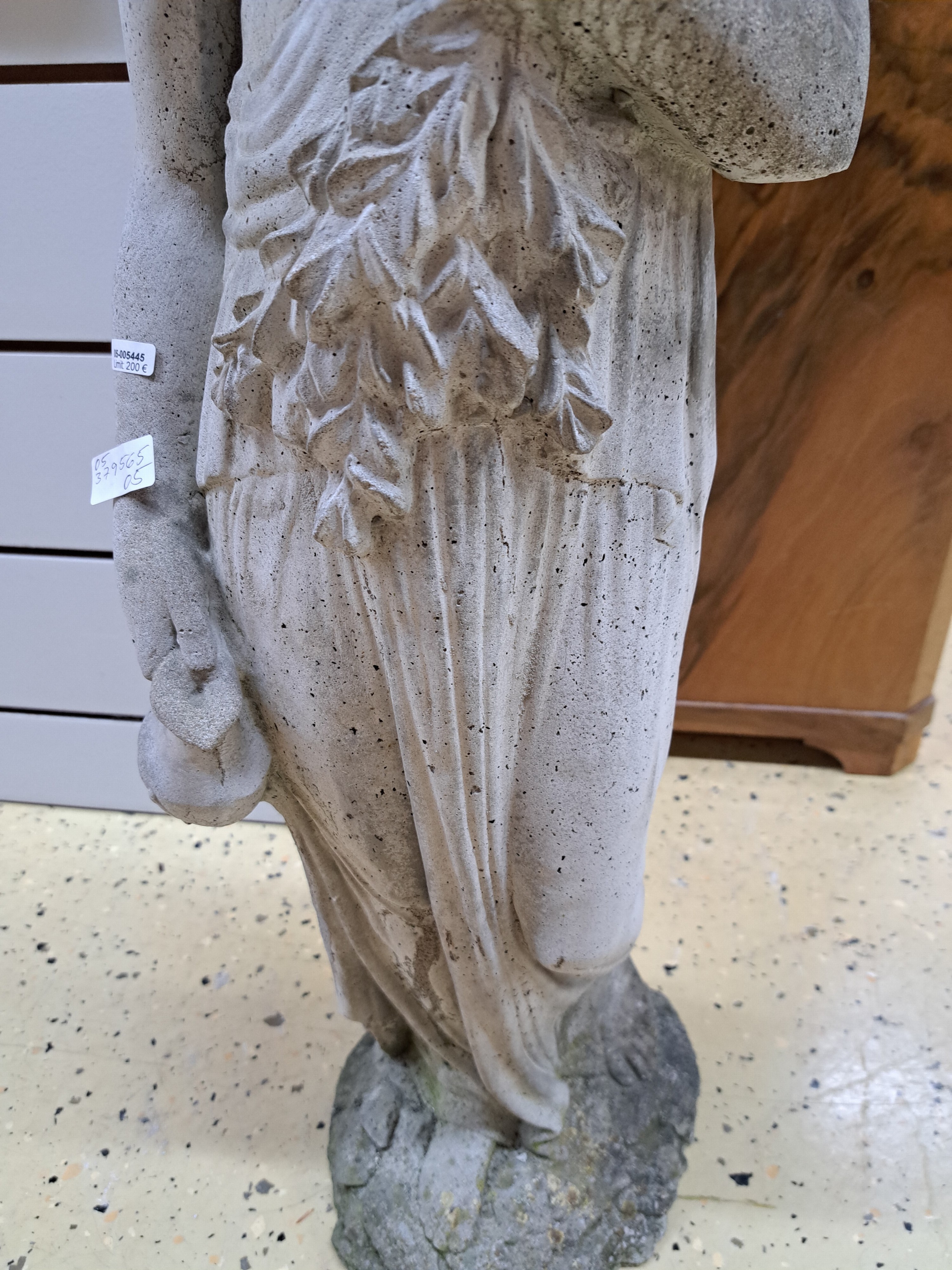 Detail b: Gartenfigur, Frankreich, um 1900, Steinguß, stehende antike Frau mit Wasserkrug und Zweig, H. ca. 81cm, bewittert