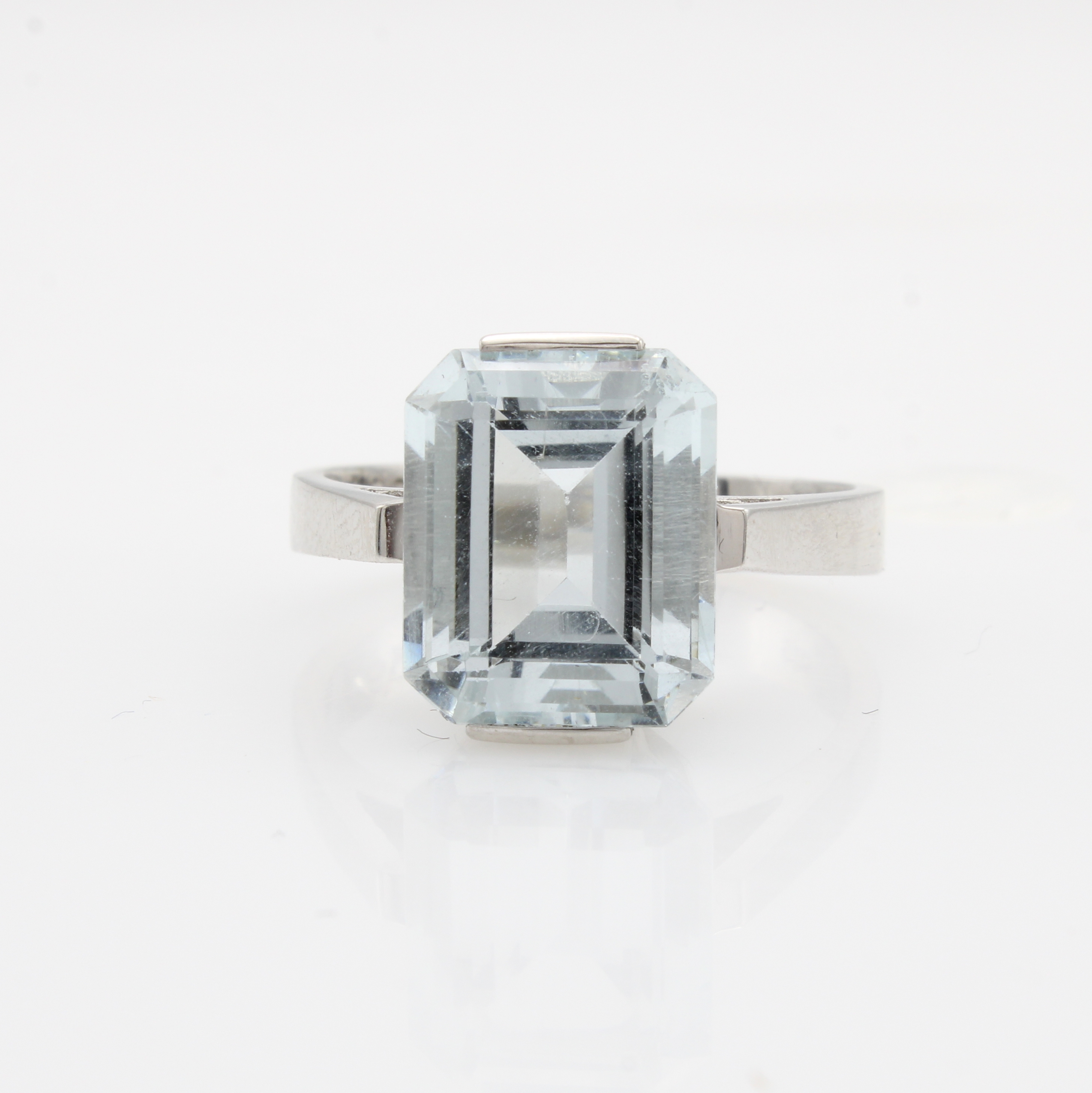 Image 27091462 - Ring mit Aquamarin, WG 585/000, achteckiger Aquam. ca. 12x10 mm, RW ca. 58 Schätzpreis: ...