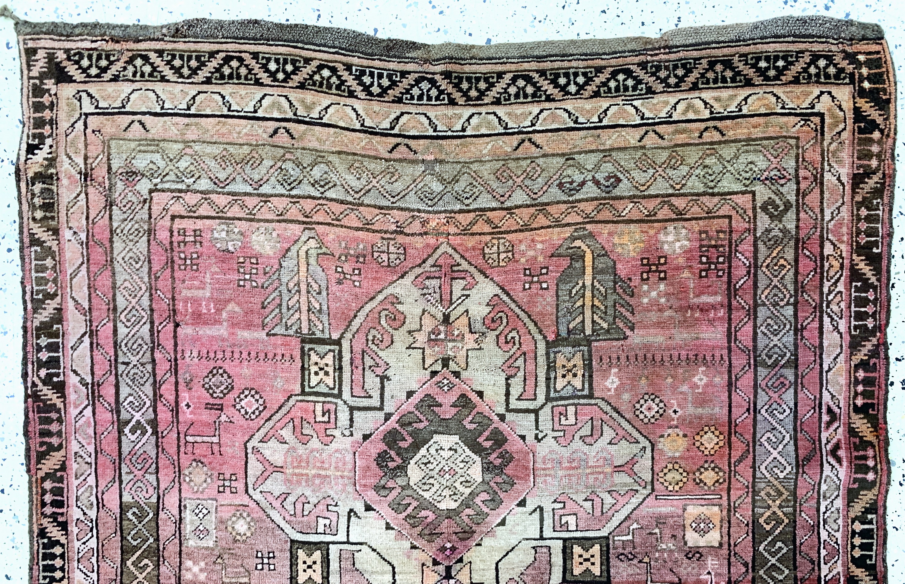 Detail a: Karabagh antik, Kaukasus, um 1900, Wolle auf Wolle, ca. 365 x 145 cm, EHZ: 2-3, (restauriert)