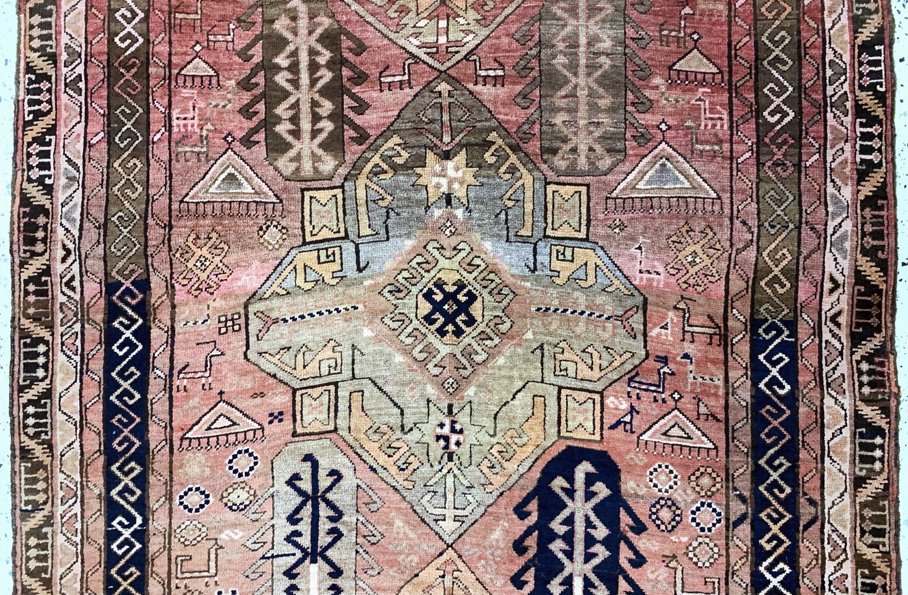 Detail b: Karabagh antik, Kaukasus, um 1900, Wolle auf Wolle, ca. 365 x 145 cm, EHZ: 2-3, (restauriert)