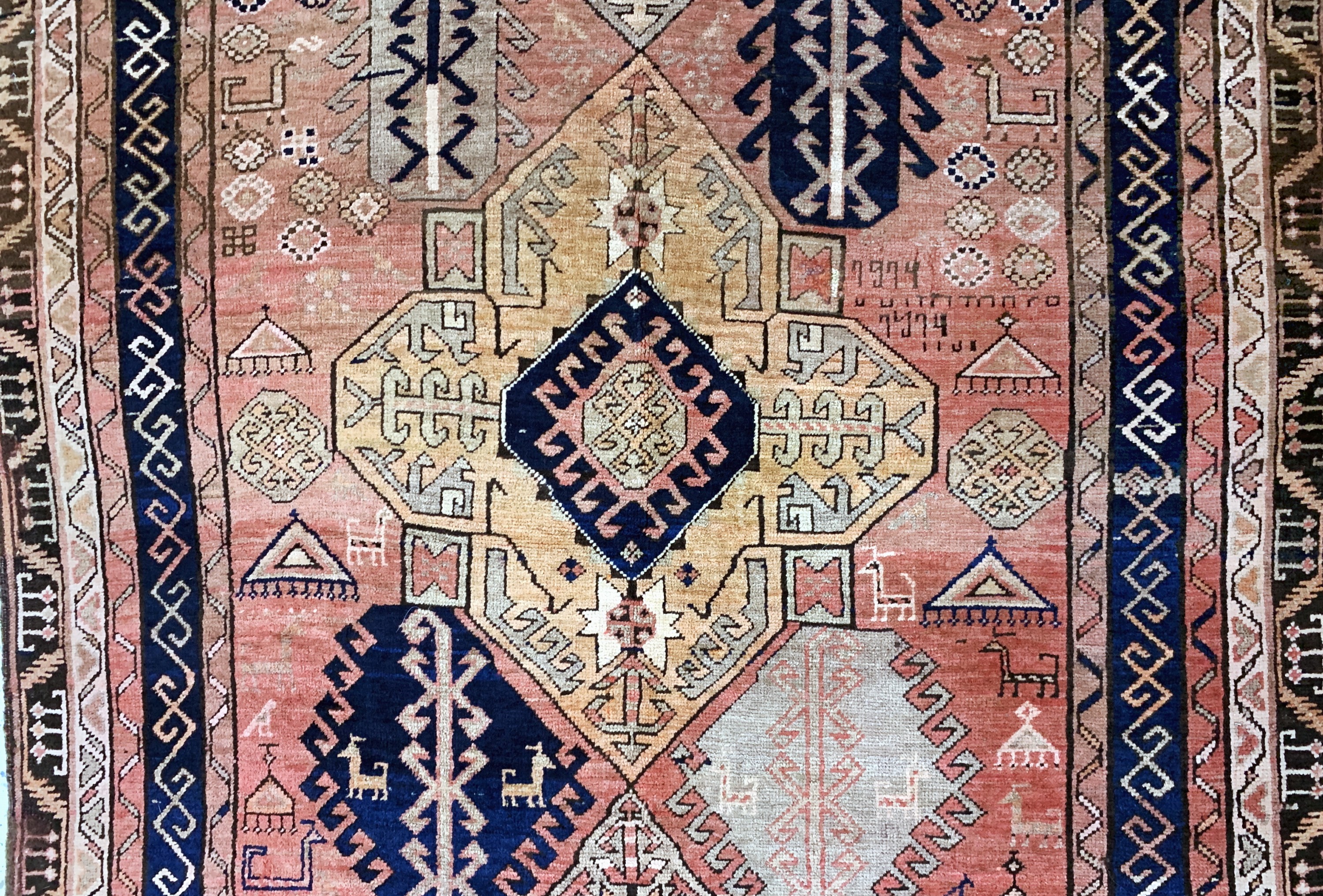 Detail c: Karabagh antik, Kaukasus, um 1900, Wolle auf Wolle, ca. 365 x 145 cm, EHZ: 2-3, (restauriert)