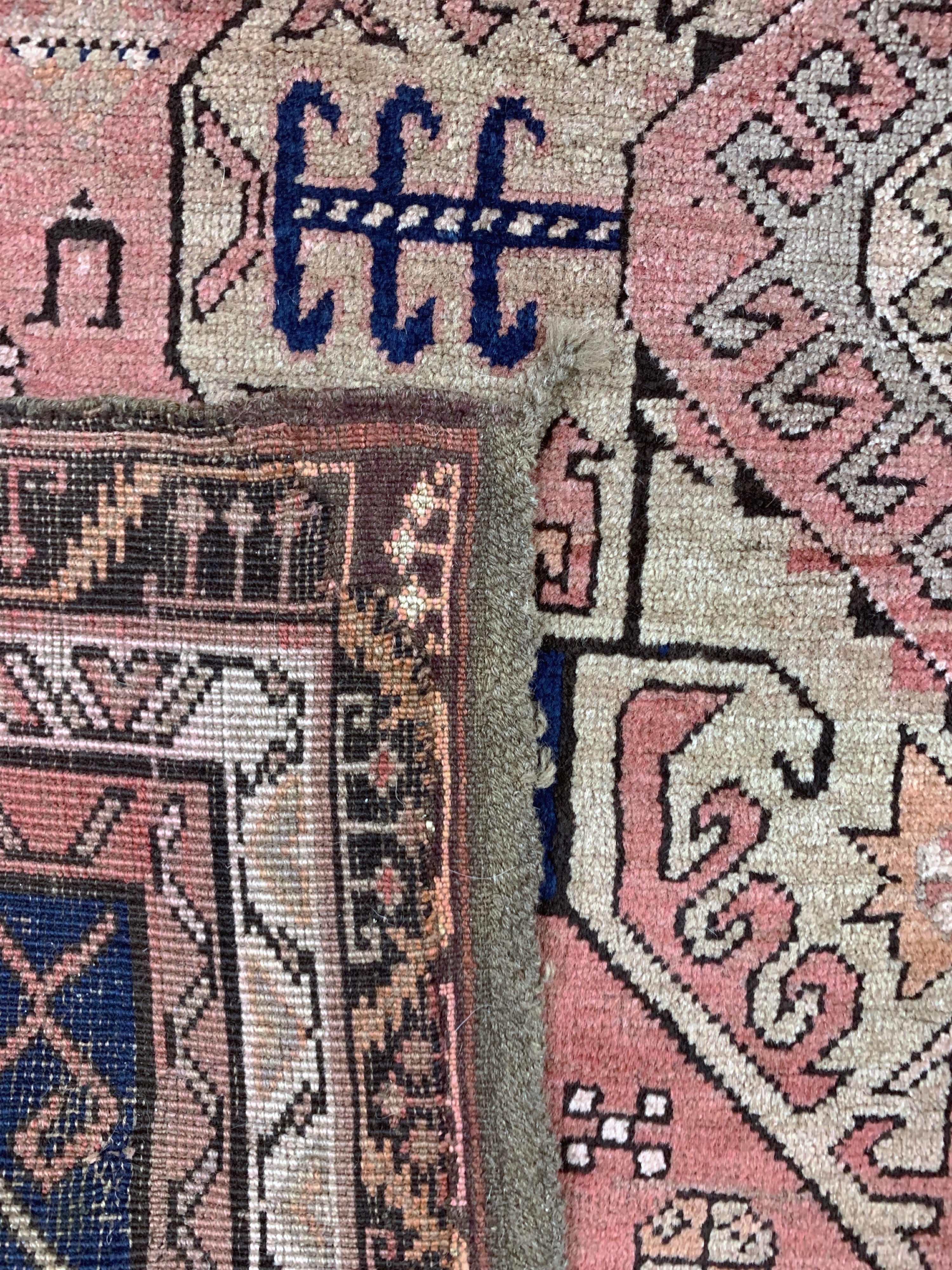 Detail f: Karabagh antik, Kaukasus, um 1900, Wolle auf Wolle, ca. 365 x 145 cm, EHZ: 2-3, (restauriert)