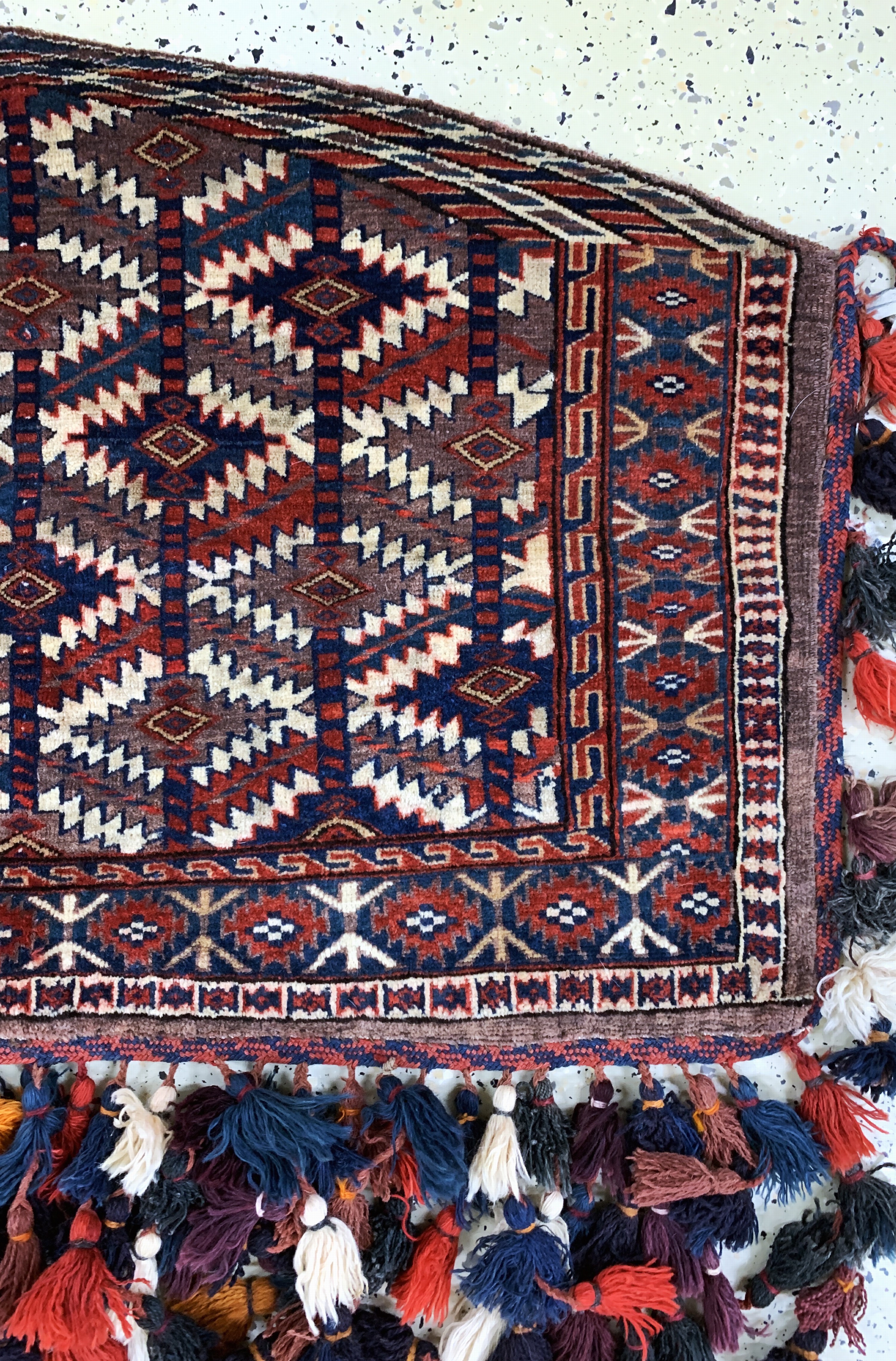 Detail b: 2 Asmalyk antik, Turkmenistan, um 1900, Wolle auf Wolle, ca. 110 x 70 cm, leicht verfärbt, EHZ: 2