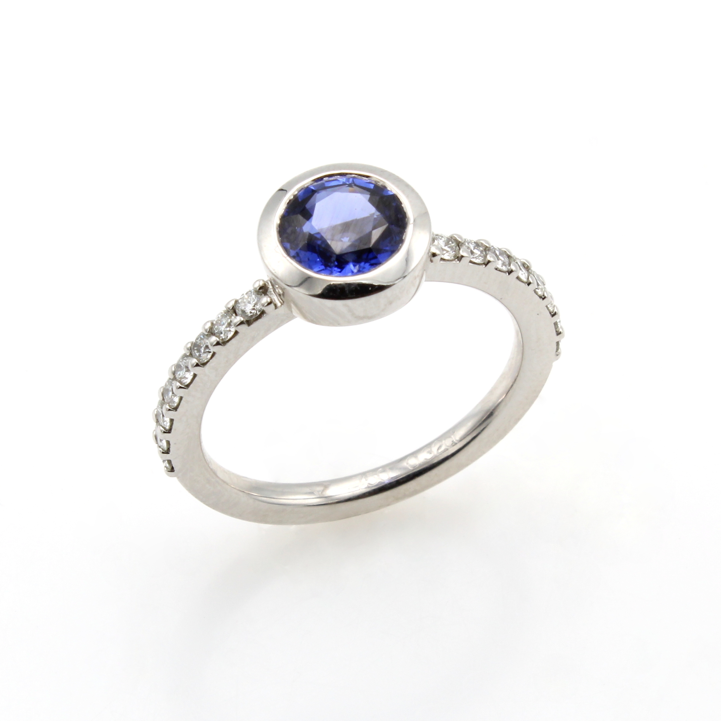 Image 27091493 - Ring mit Saphir und Brillanten, WG 750/000, runder, fac. Saphir ca. 1.69 ct, Brill. zus. ...
